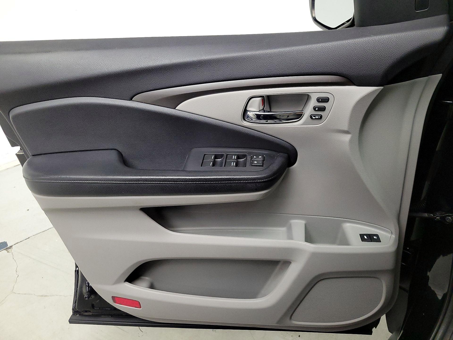 Thumbnail: 2019 Honda Pilot - 12