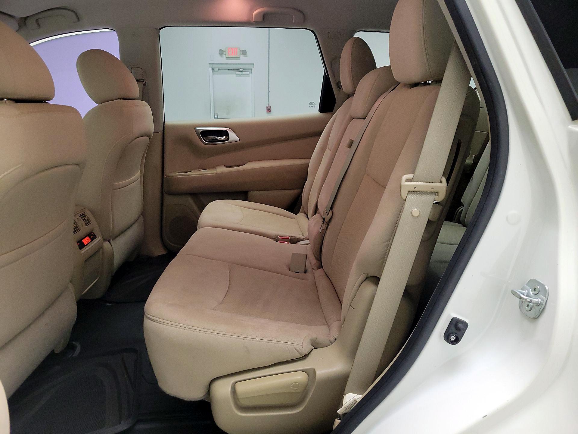 Thumbnail: 2016 Nissan Pathfinder - 17