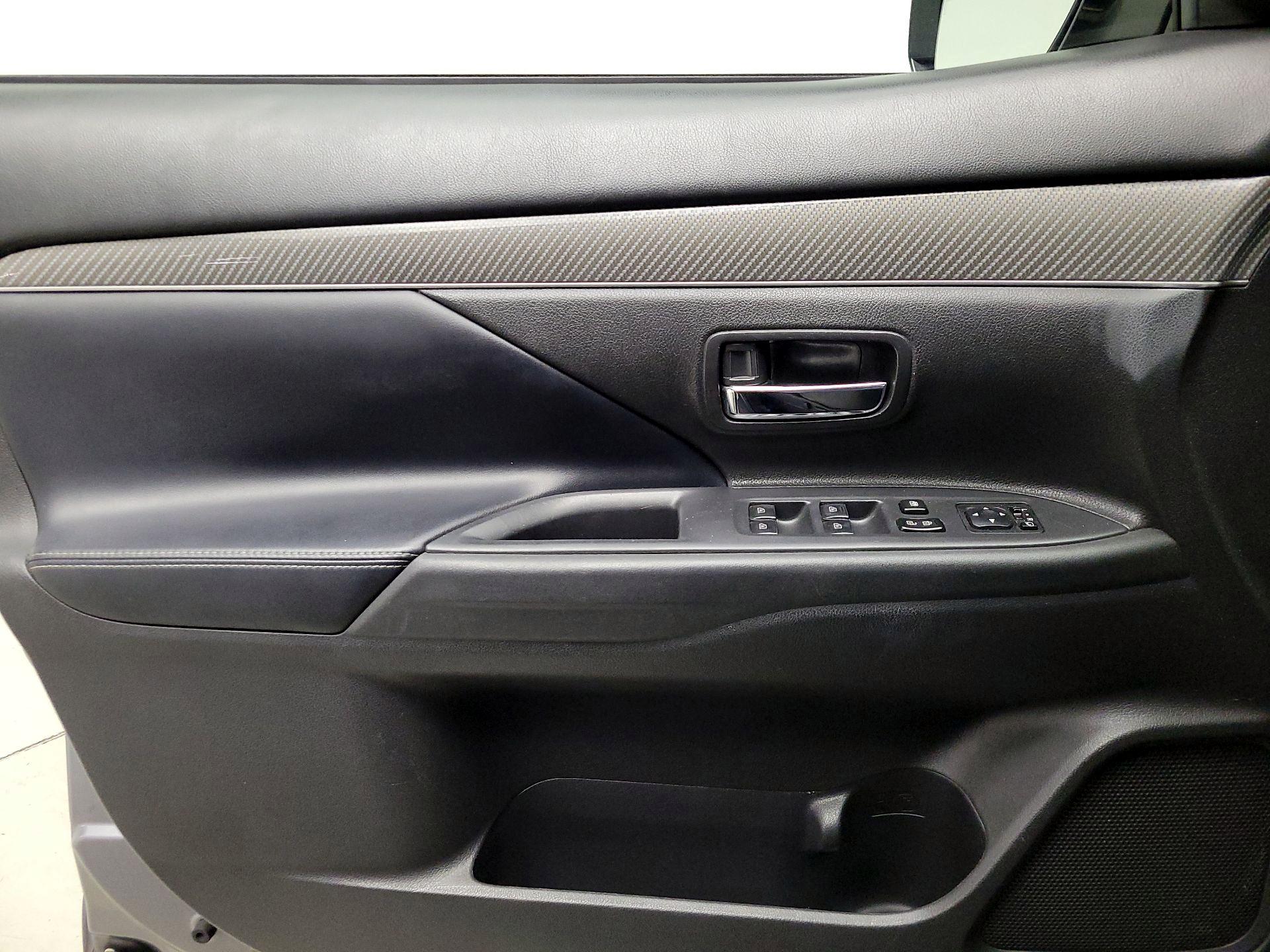Thumbnail: 2019 Mitsubishi Outlander - 12