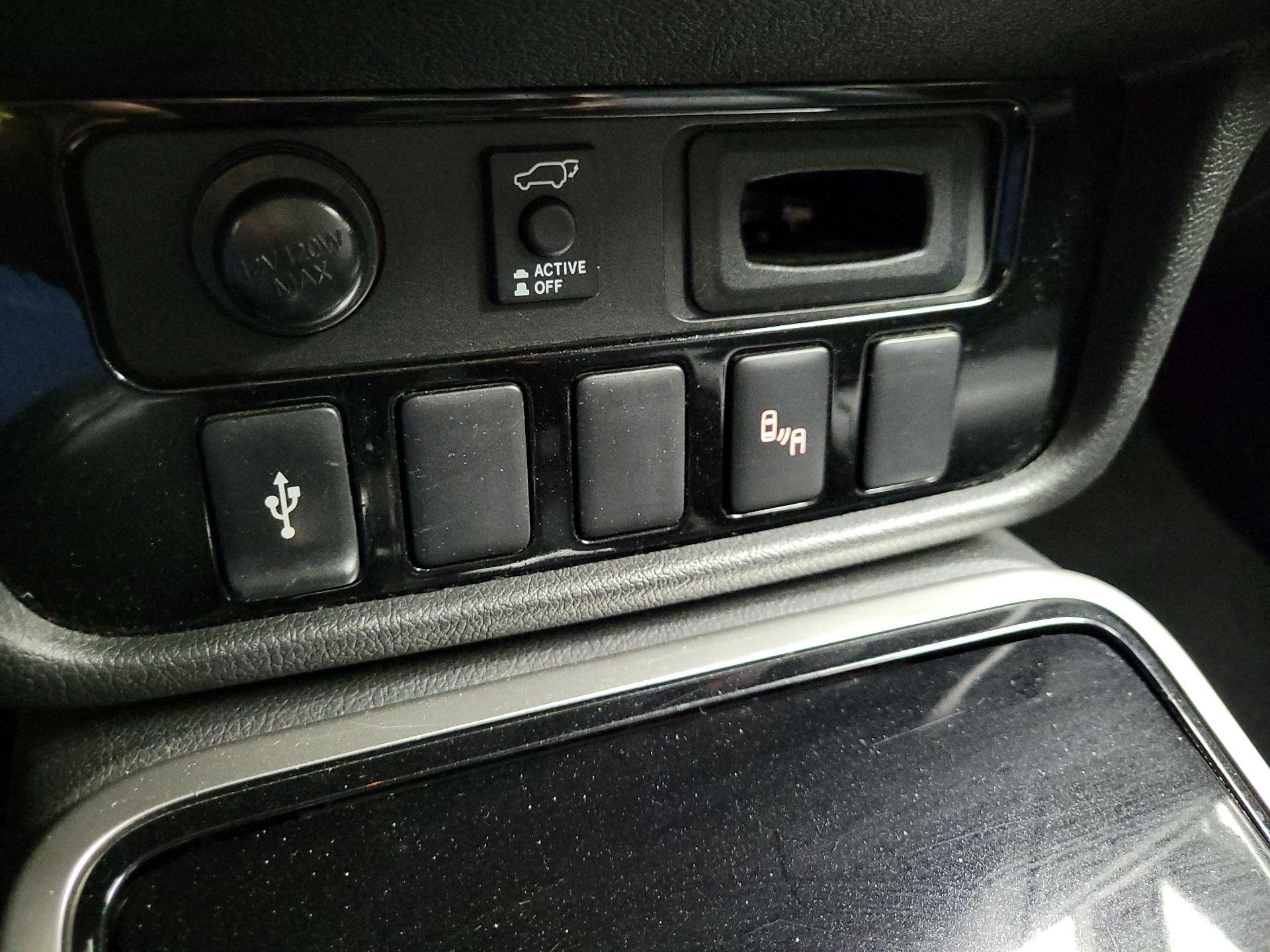 Thumbnail: 2019 Mitsubishi Outlander - 18