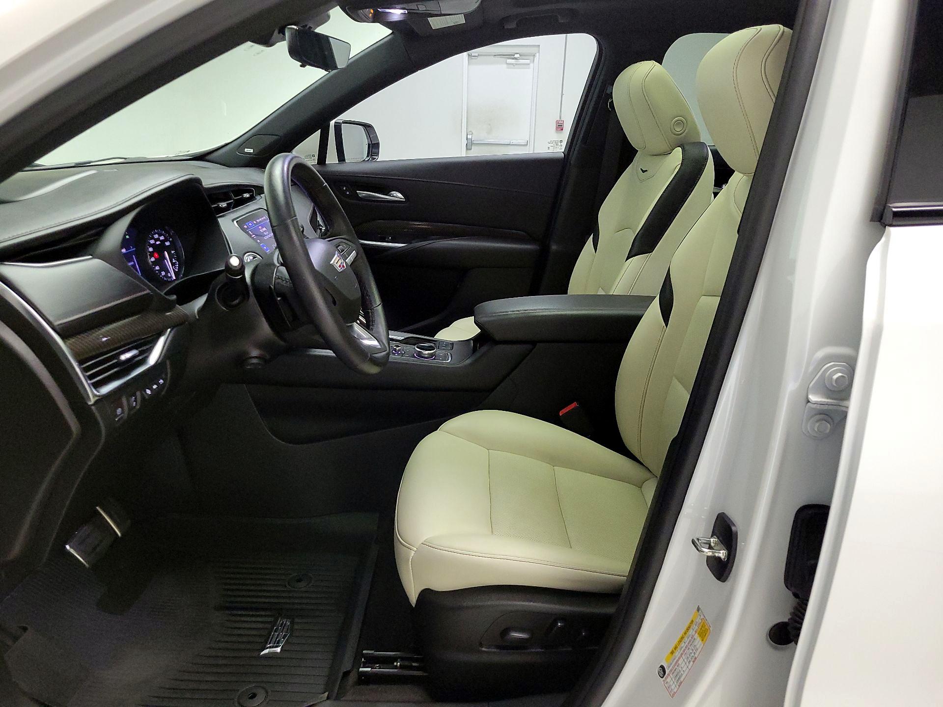 Thumbnail: 2022 Cadillac XT4 - 11