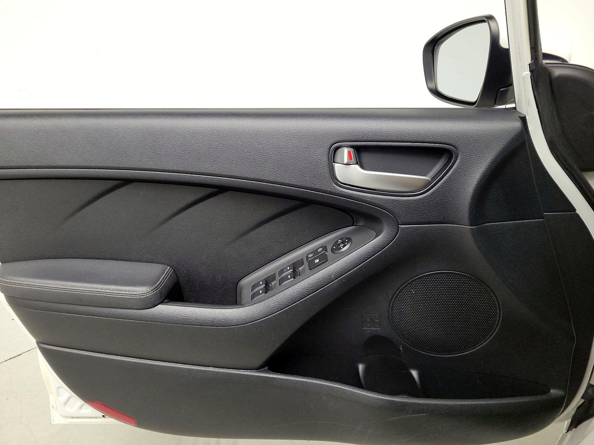 Thumbnail: 2017 Kia Forte - 12