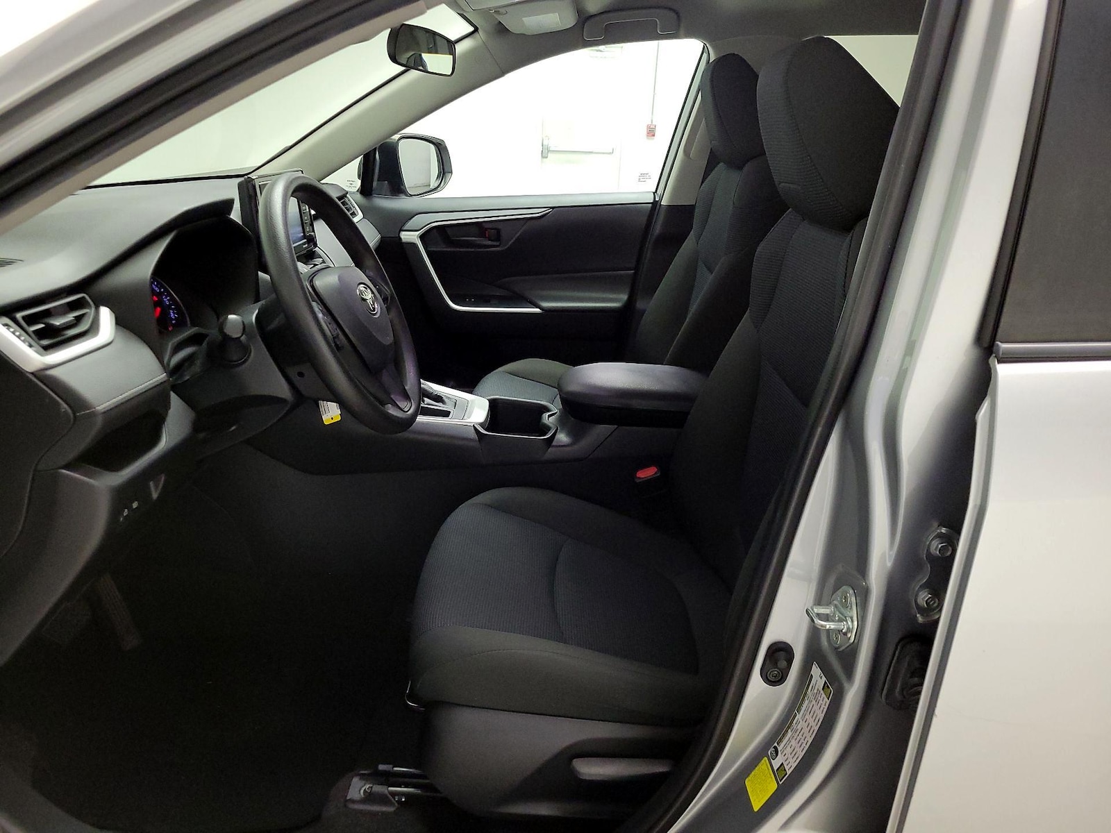 2022 Toyota RAV4 LE - Photo 12