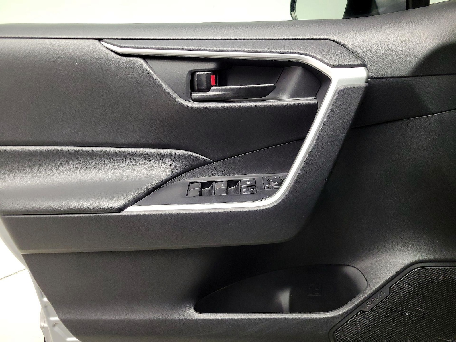 2022 Toyota RAV4 LE - Photo 13