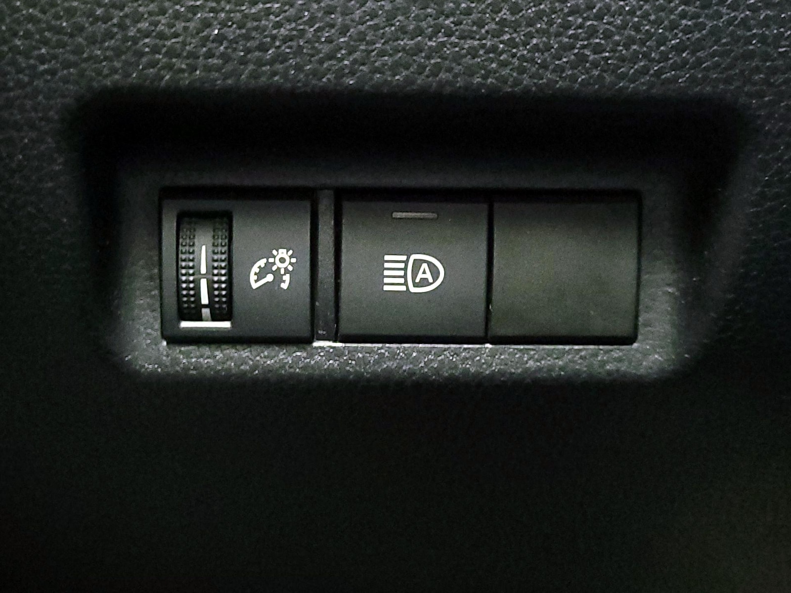 2022 Toyota RAV4 LE - Photo 14