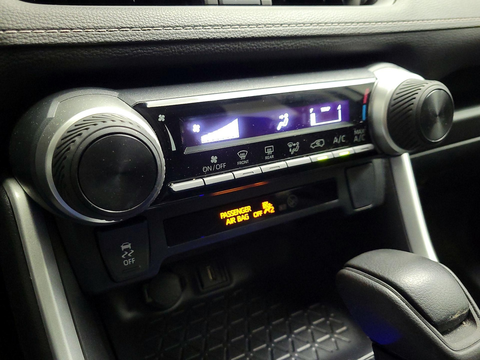 2022 Toyota RAV4 LE - Photo 17