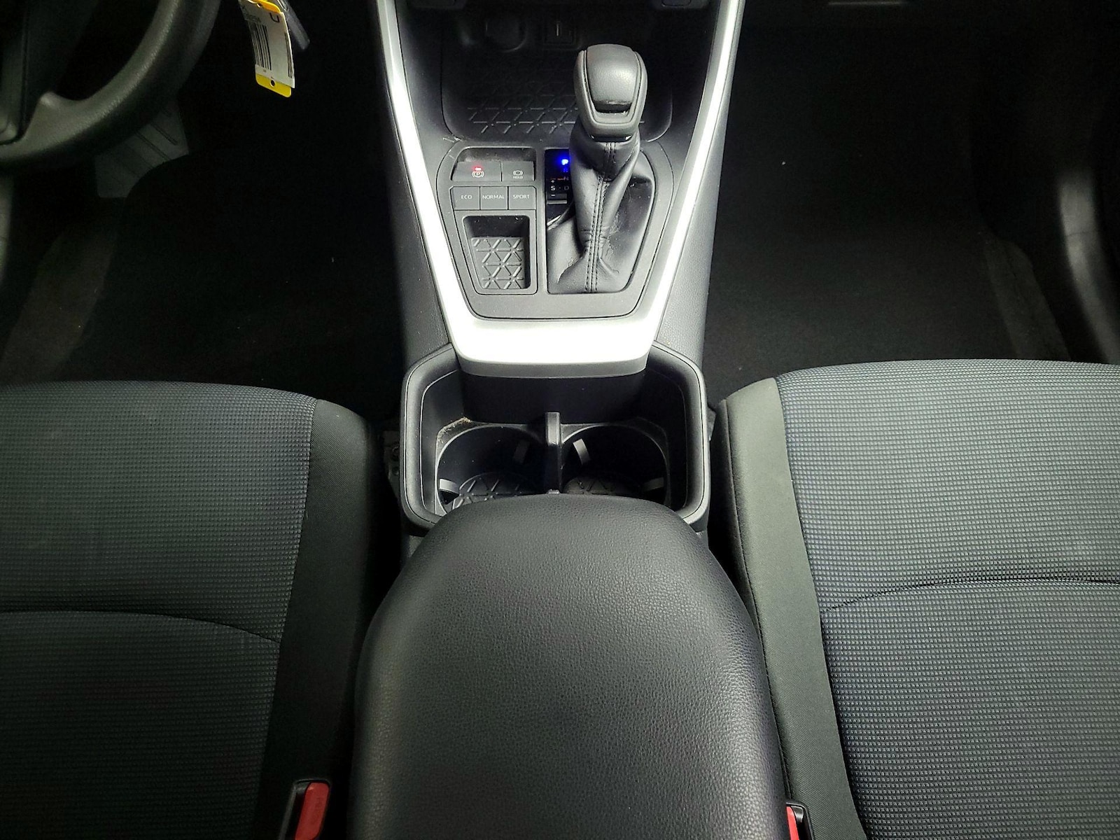 2022 Toyota RAV4 LE - Photo 18
