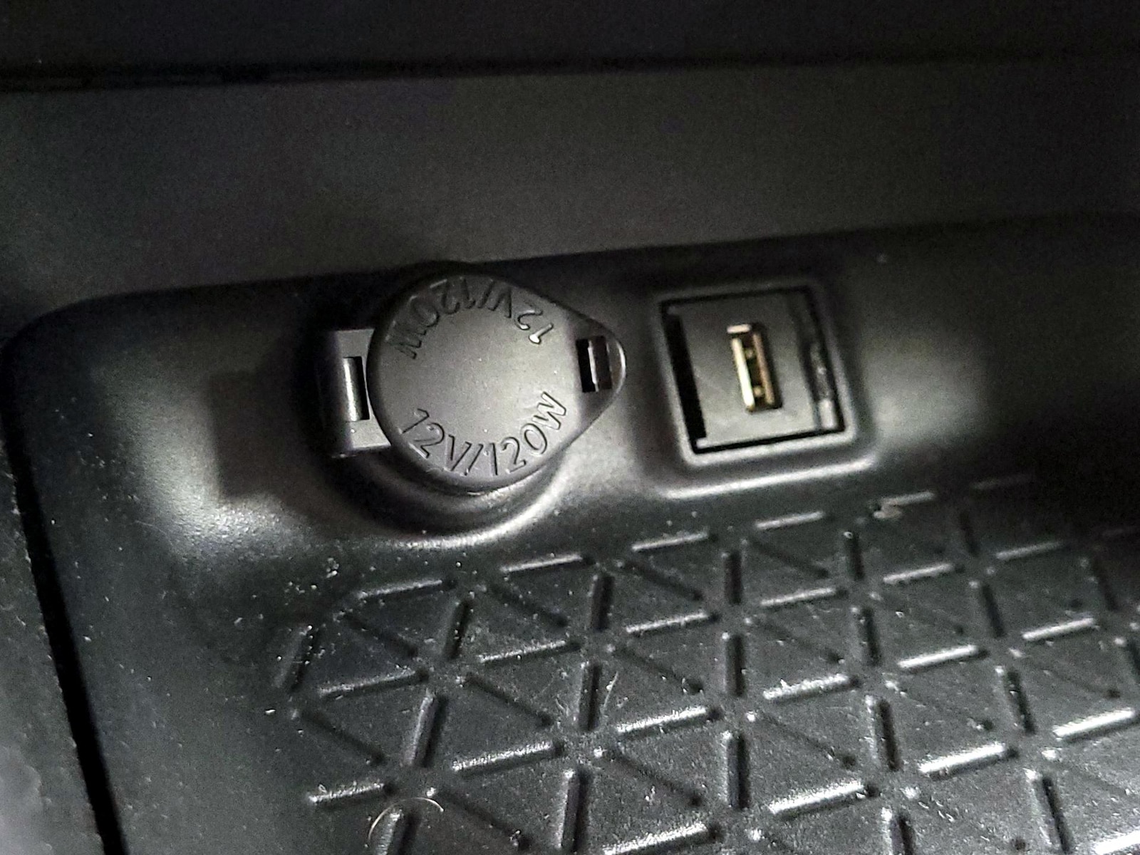 2022 Toyota RAV4 LE - Photo 19