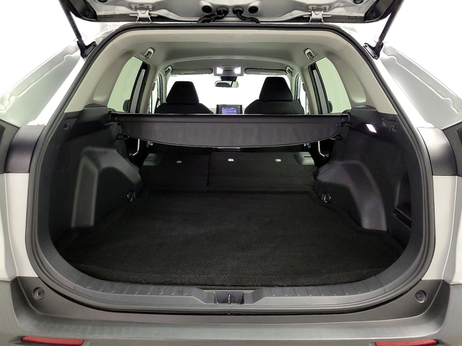 2022 Toyota RAV4 LE - Photo 22