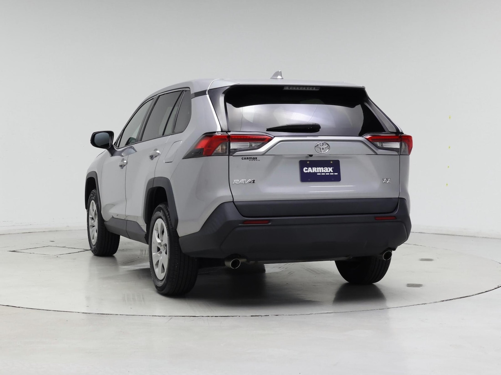 2022 Toyota RAV4 LE - Photo 7