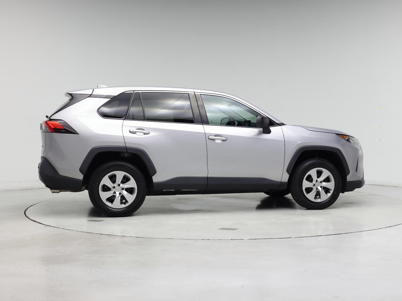 2022 Toyota RAV4 LE - Photo 8