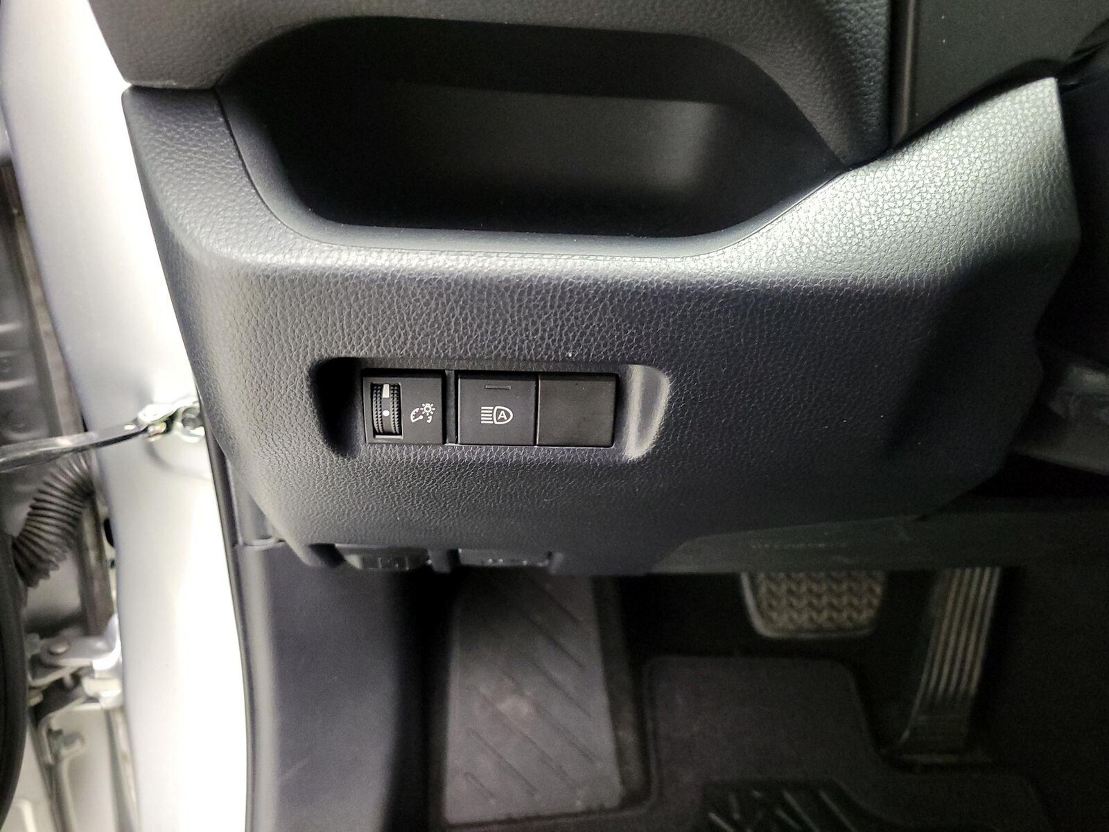 2020 Toyota RAV4 LE - Photo 14