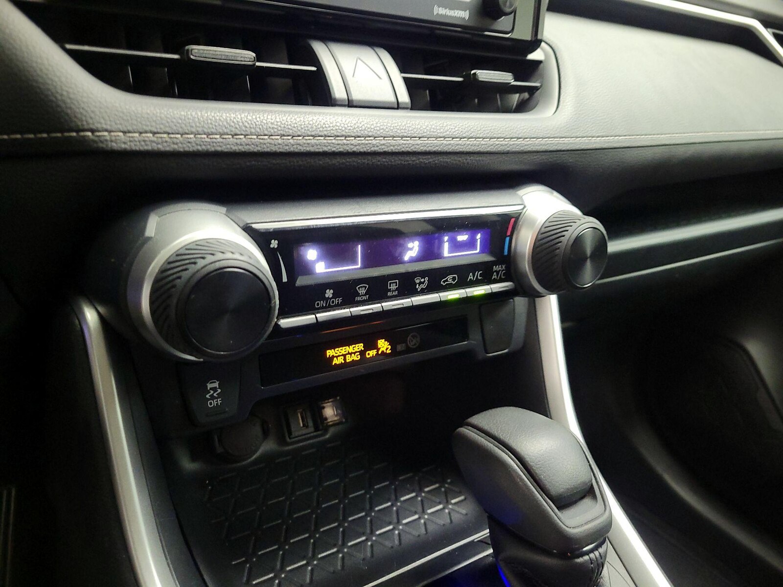 2020 Toyota RAV4 LE - Photo 17