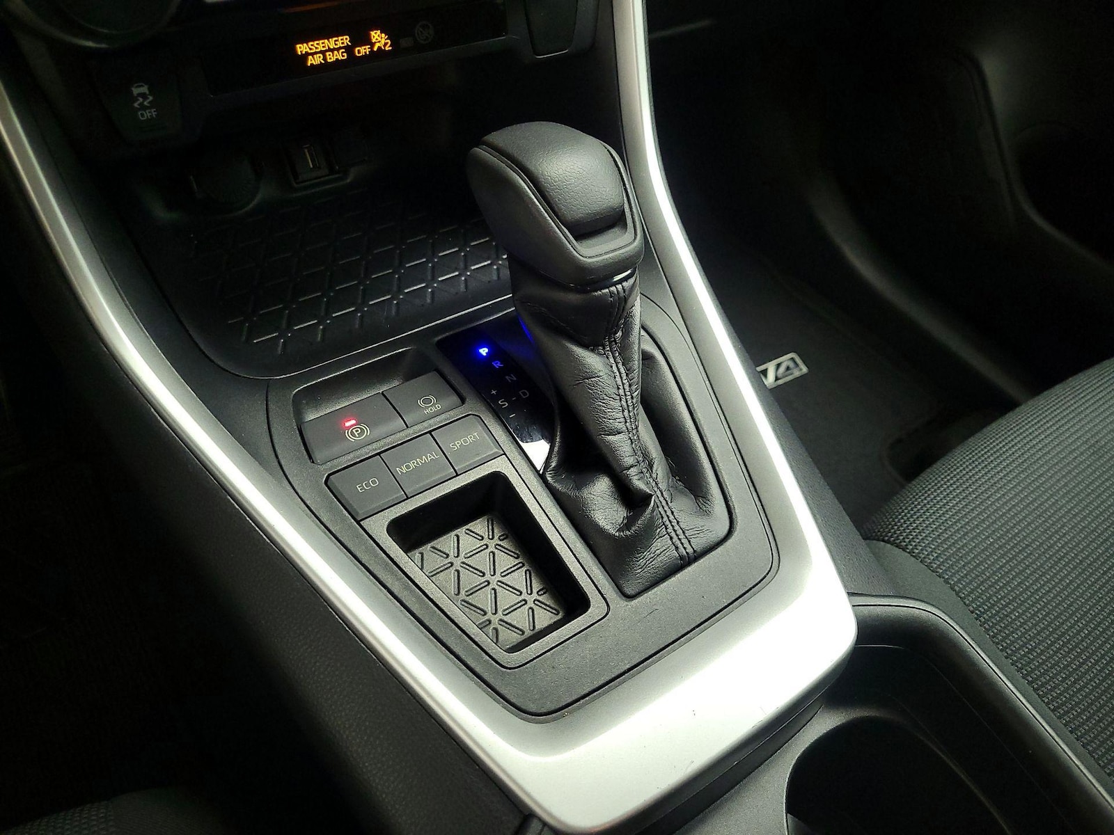 2020 Toyota RAV4 LE - Photo 18