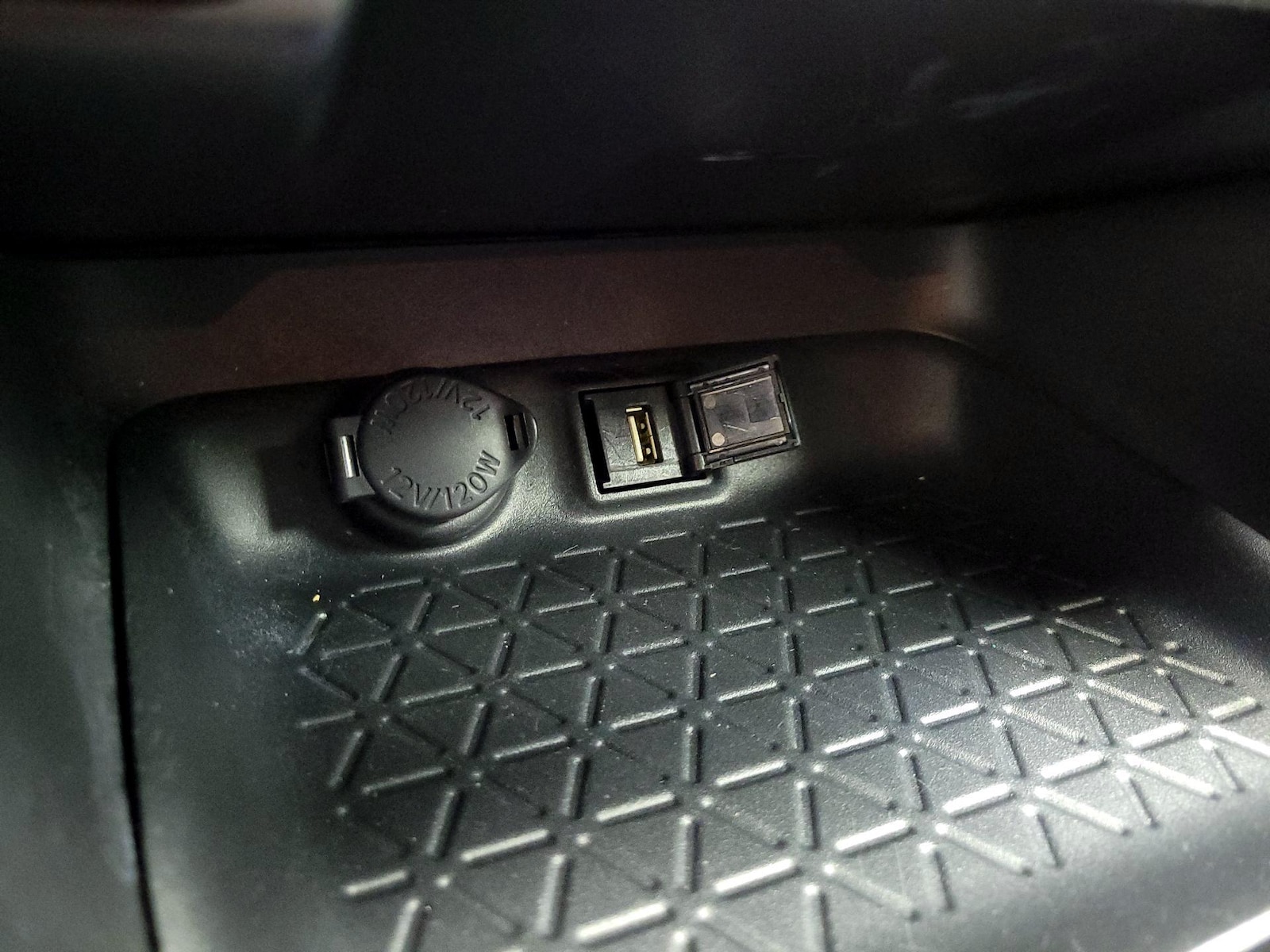 2020 Toyota RAV4 LE - Photo 19