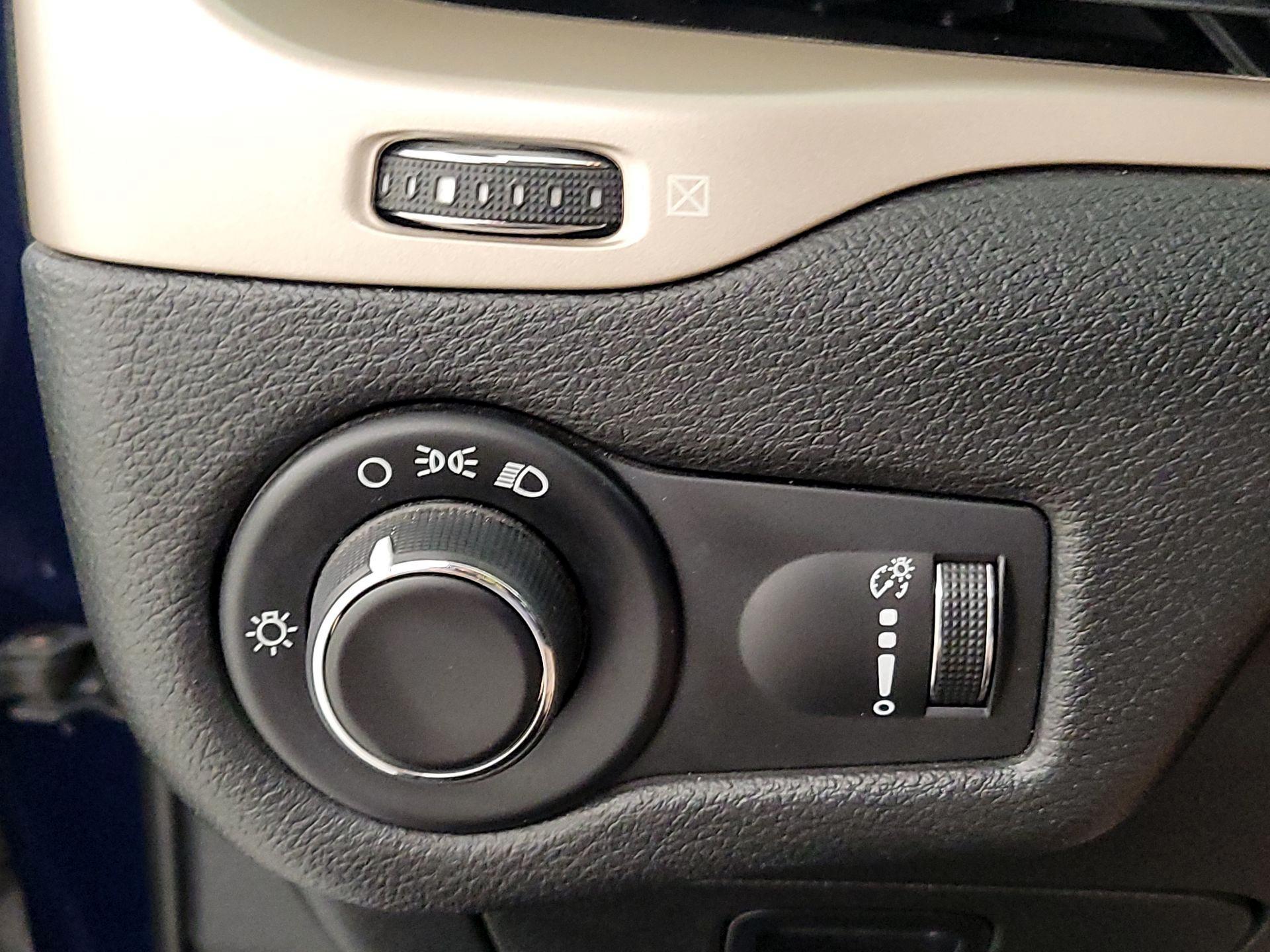 Thumbnail: 2015 Jeep Cherokee - 13