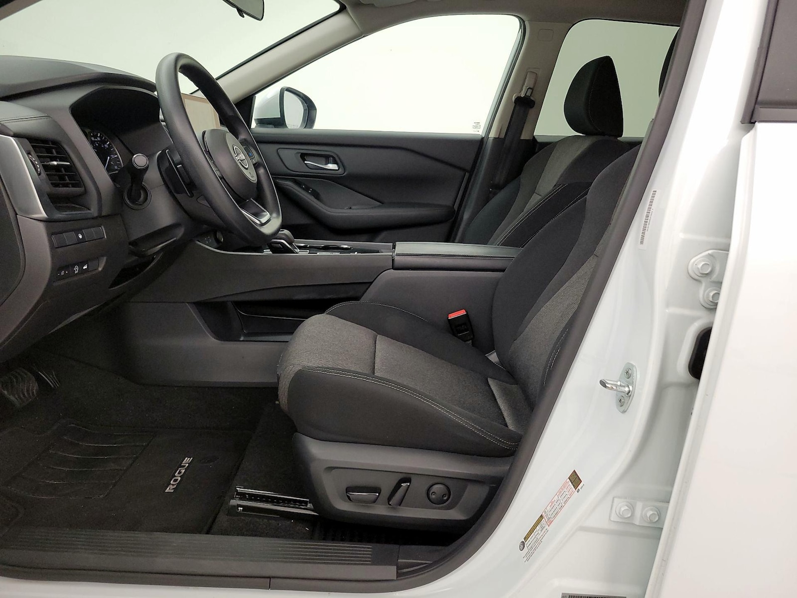 2024 Nissan Rogue SV - Photo 12