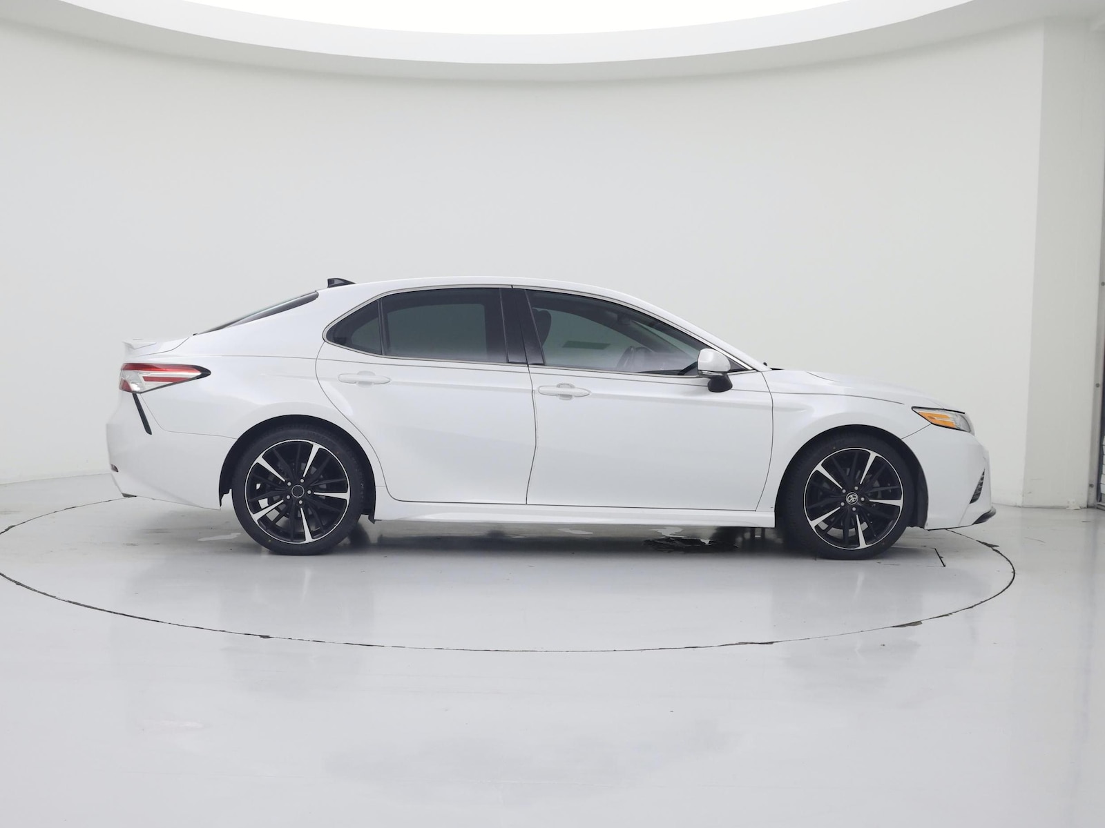 2020 Toyota Camry XSE - Photo 8