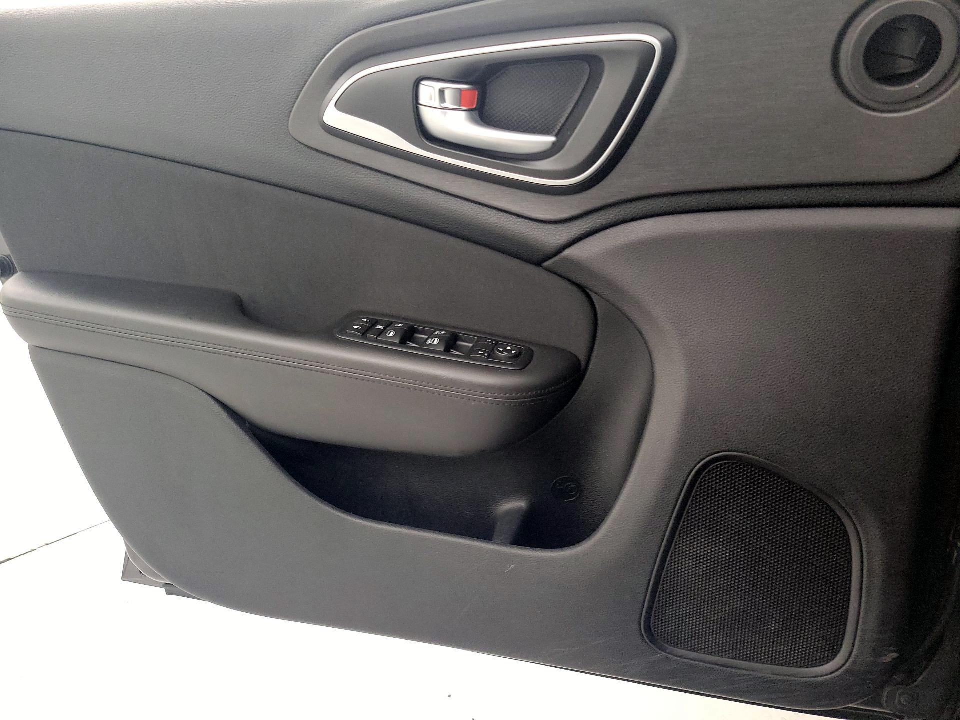 Thumbnail: 2016 Chrysler 200 - 12