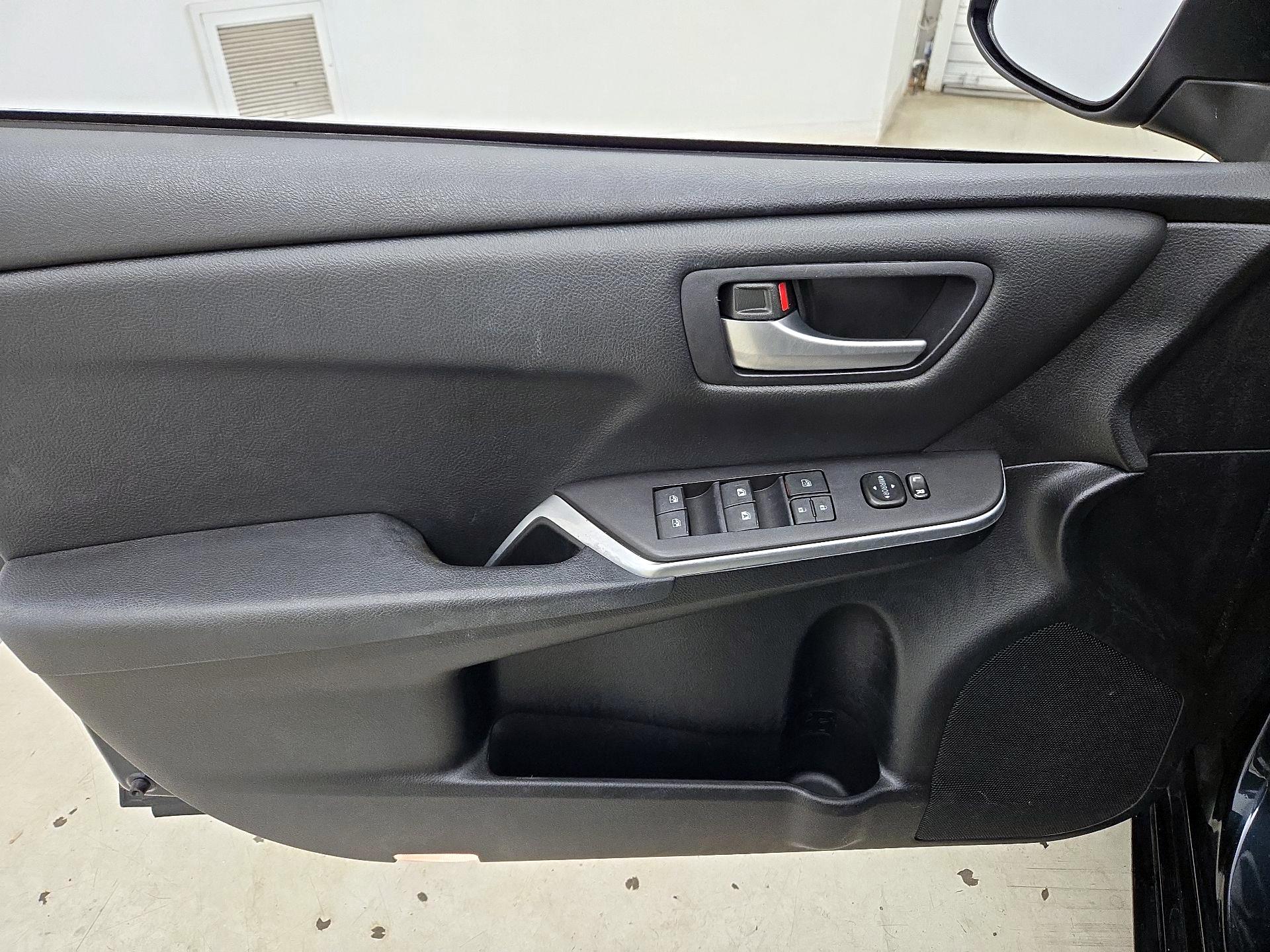 Thumbnail: 2015 Toyota Camry - 12