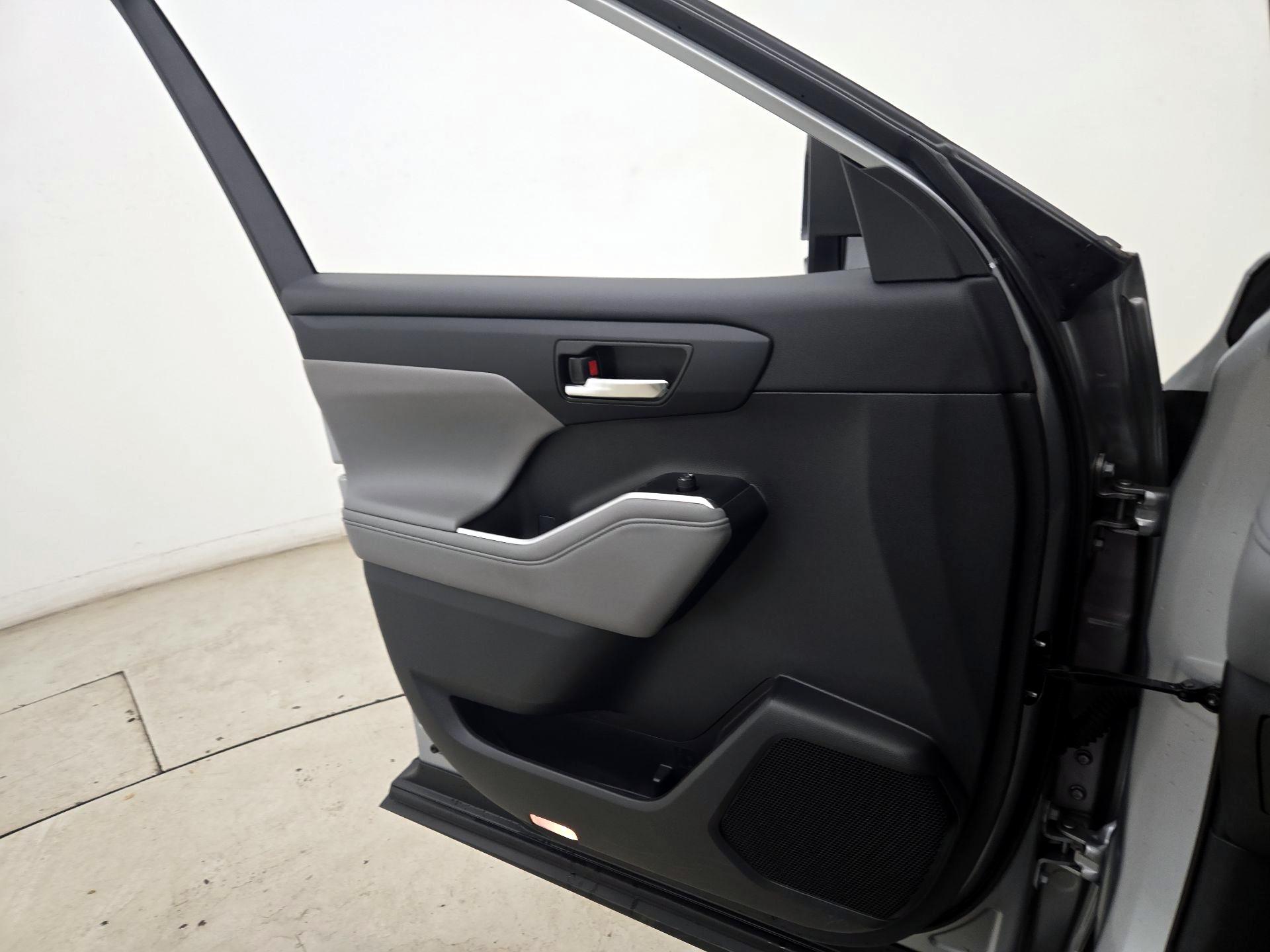 Thumbnail: 2021 Toyota Highlander - 12