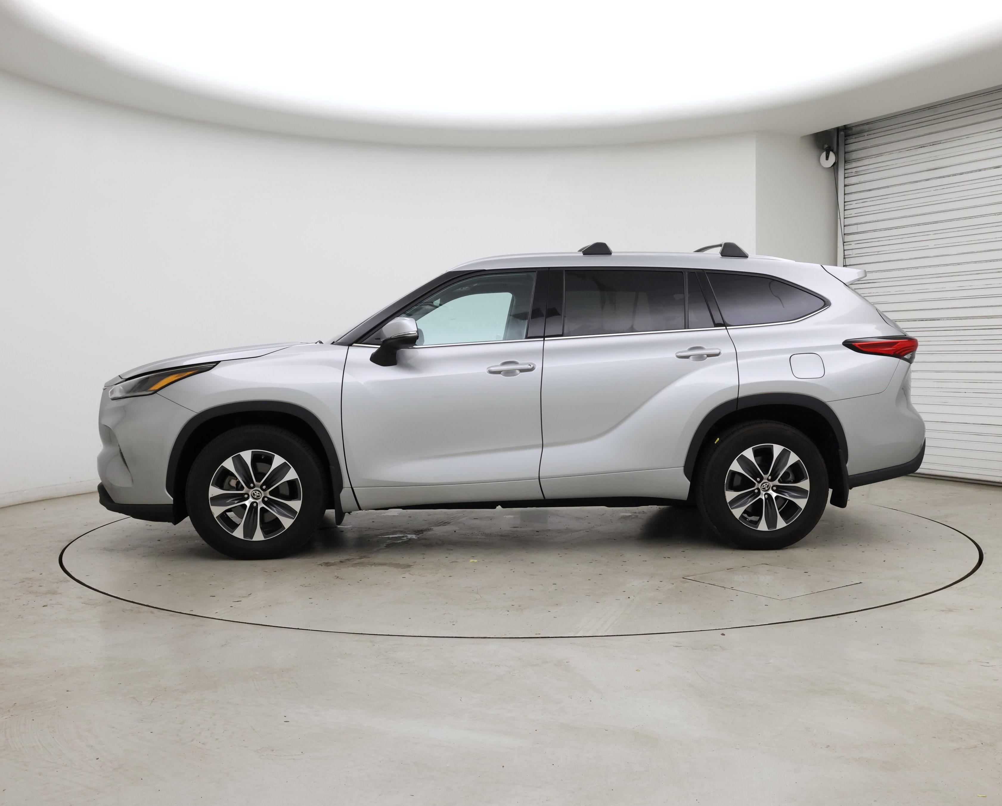 Thumbnail: 2021 Toyota Highlander - 3