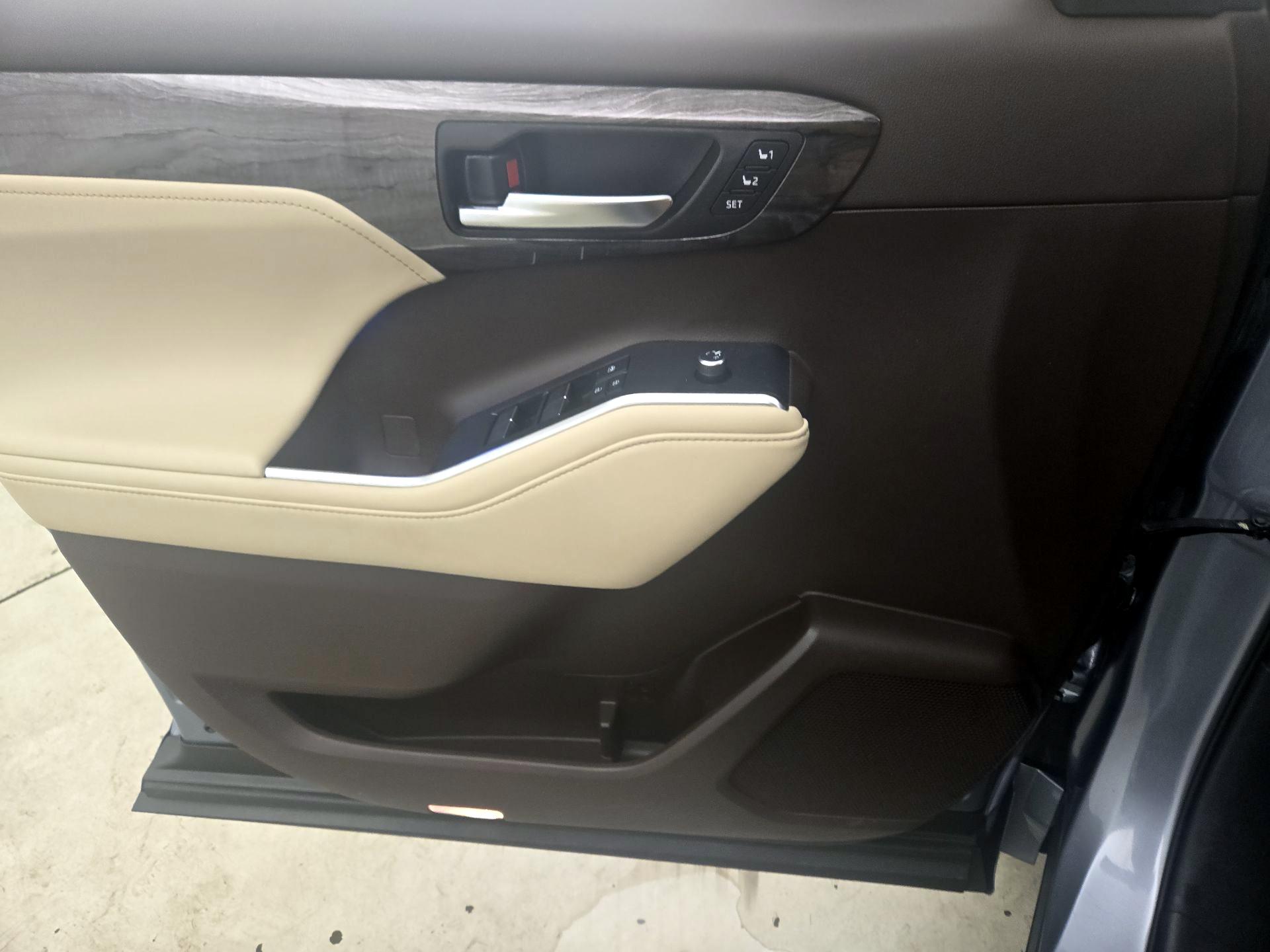 Thumbnail: 2020 Toyota Highlander - 12