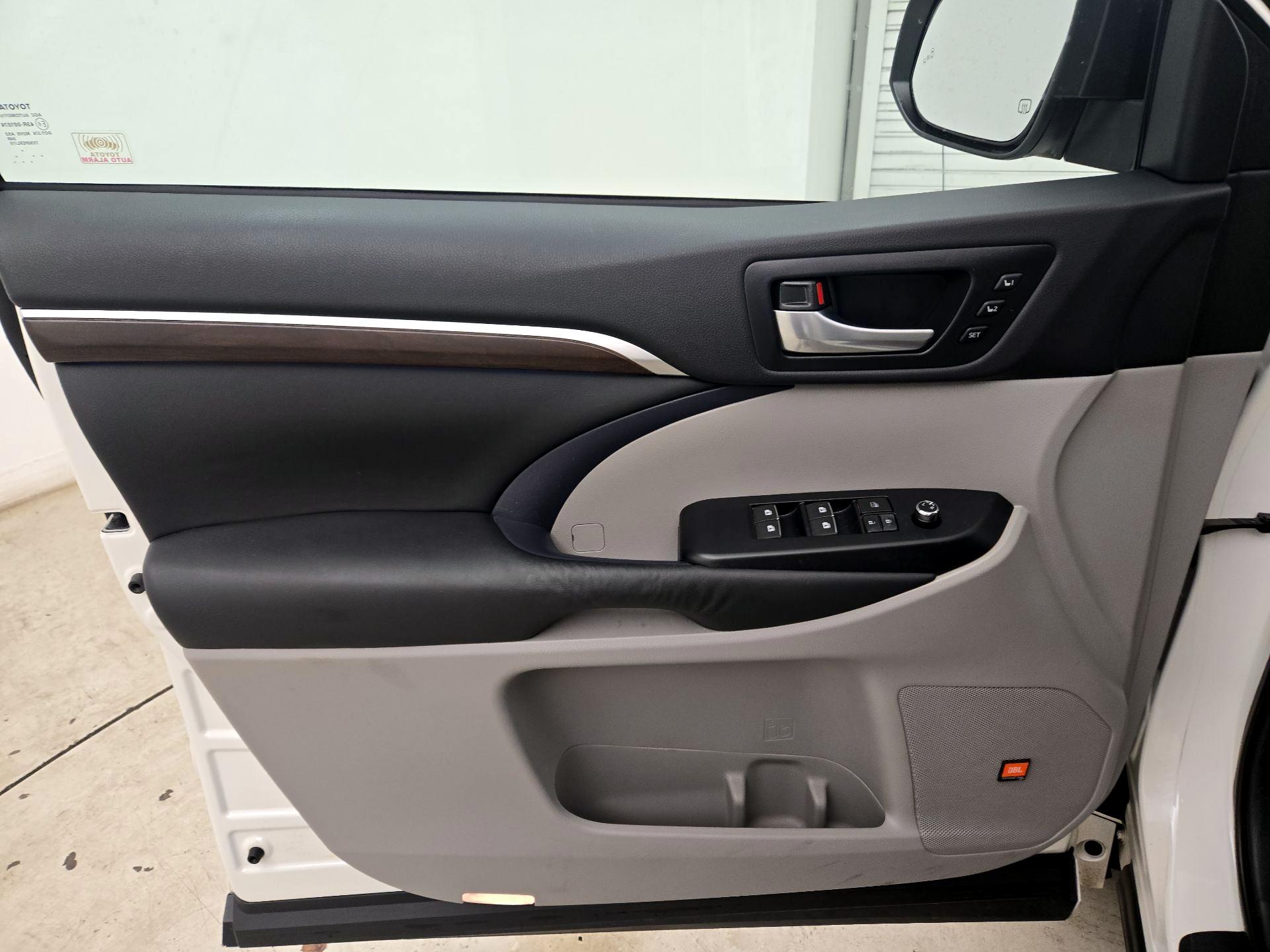 Thumbnail: 2015 Toyota Highlander - 12