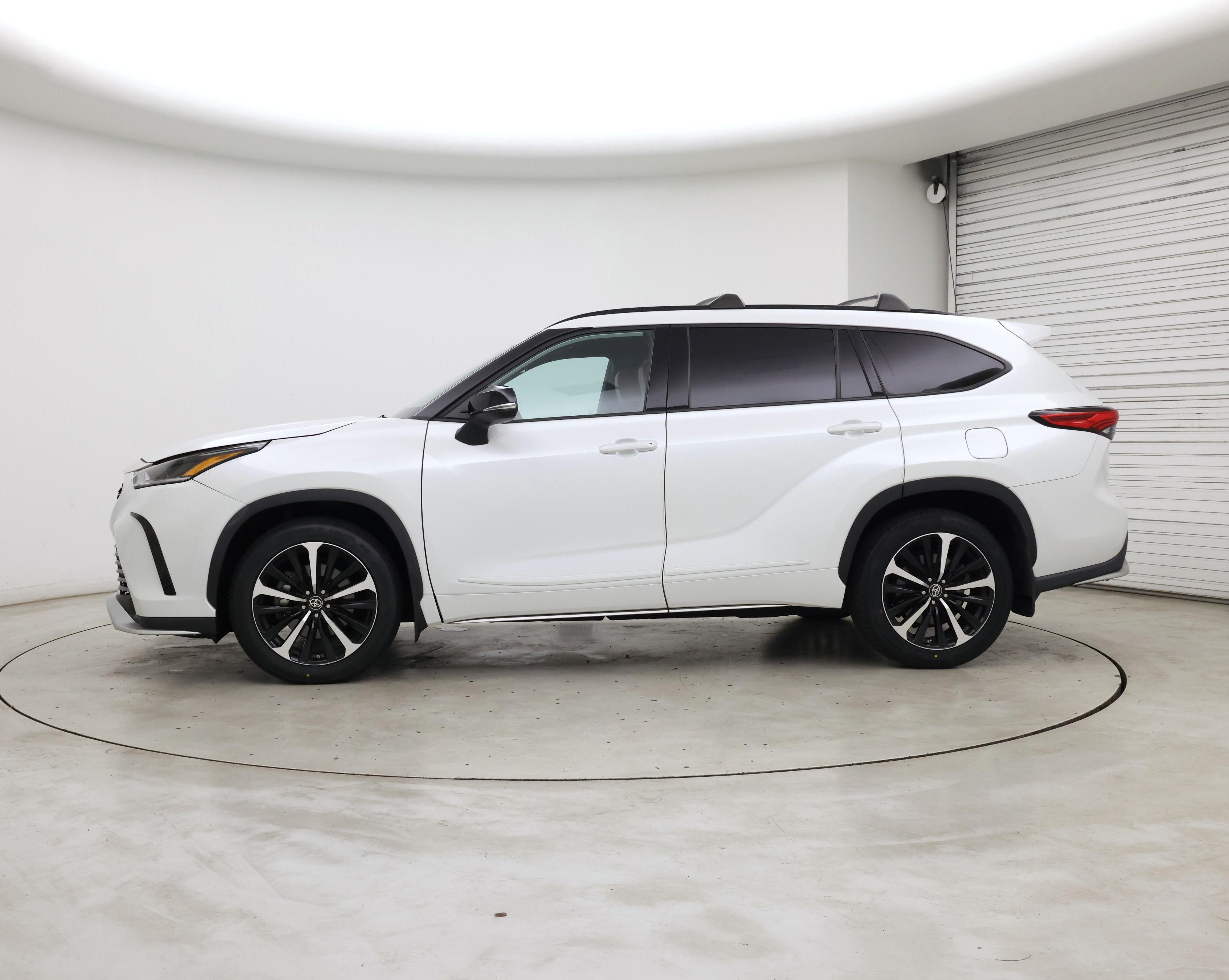 Thumbnail: 2022 Toyota Highlander - 3