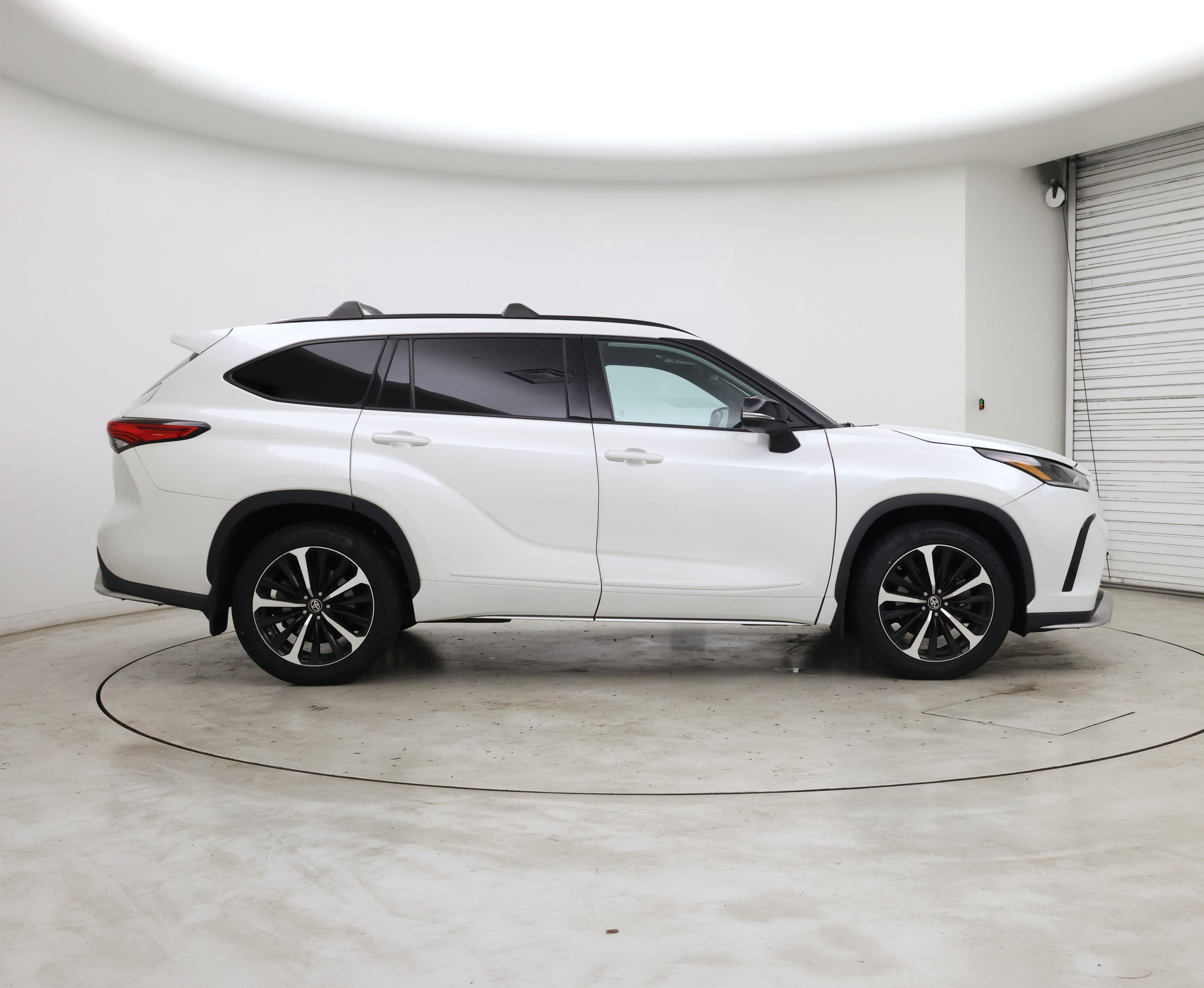 Thumbnail: 2022 Toyota Highlander - 7