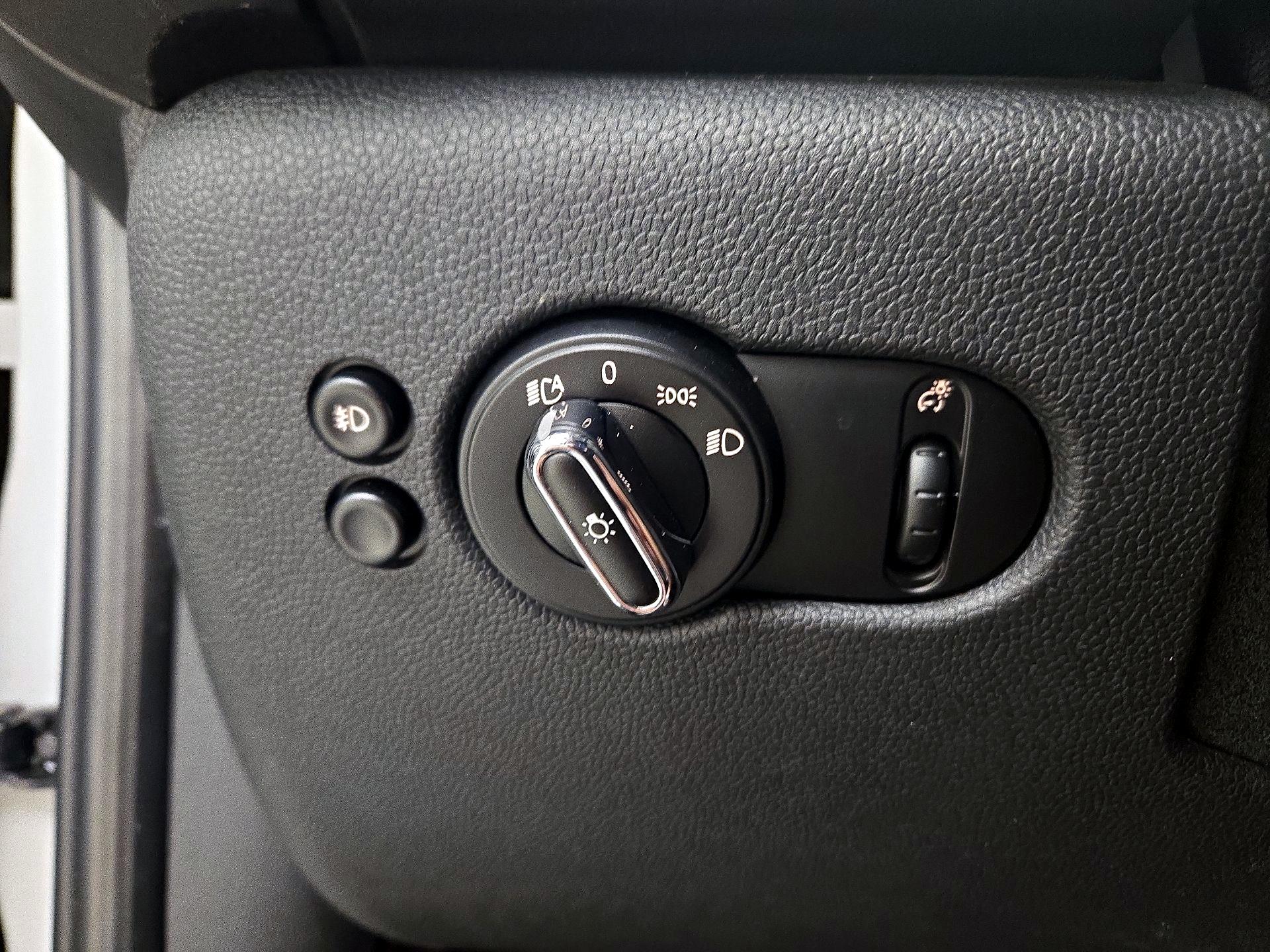 Thumbnail: 2015 MINI Cooper Hardtop - 13