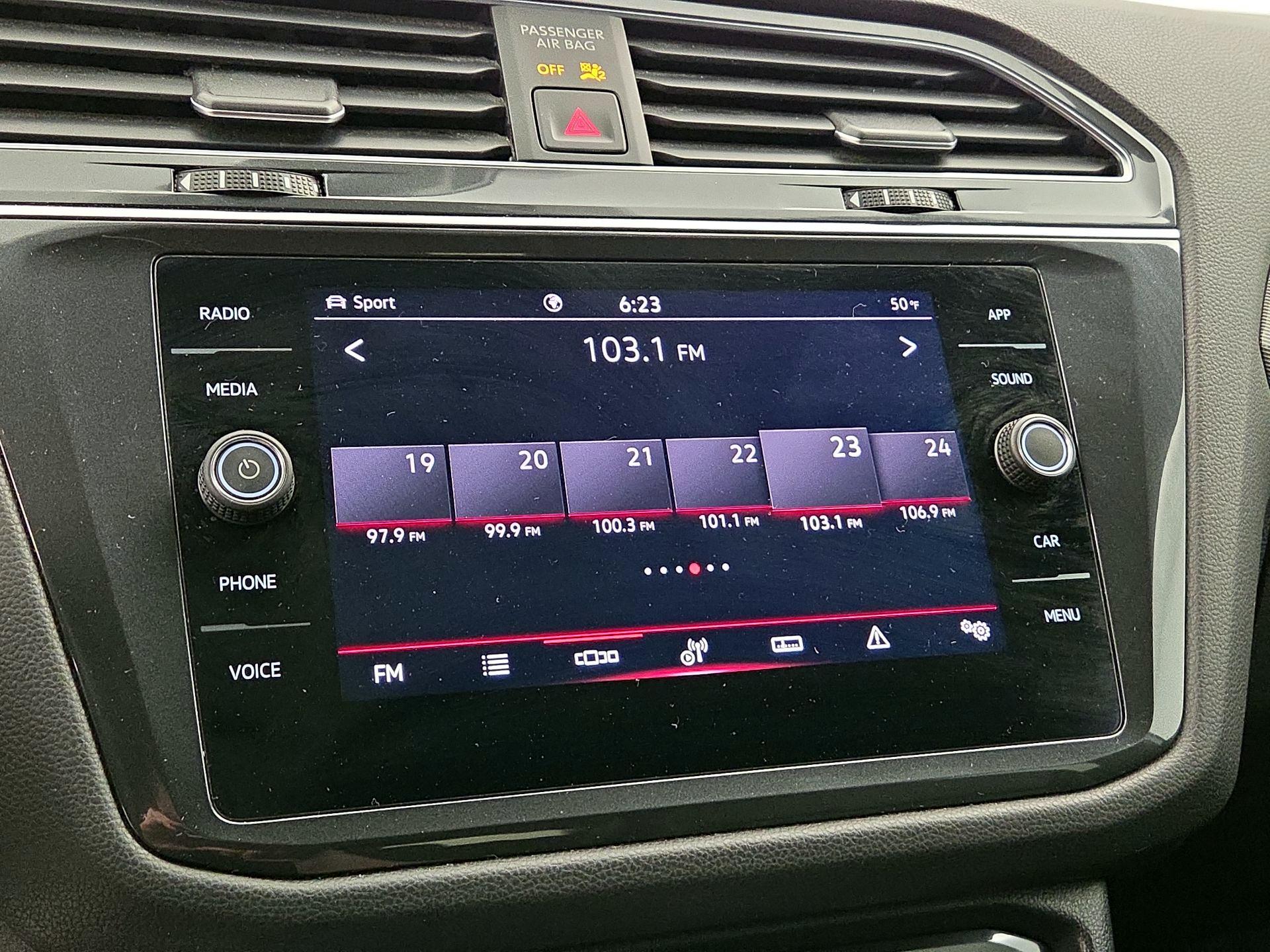 Thumbnail: 2022 Volkswagen Tiguan - 15