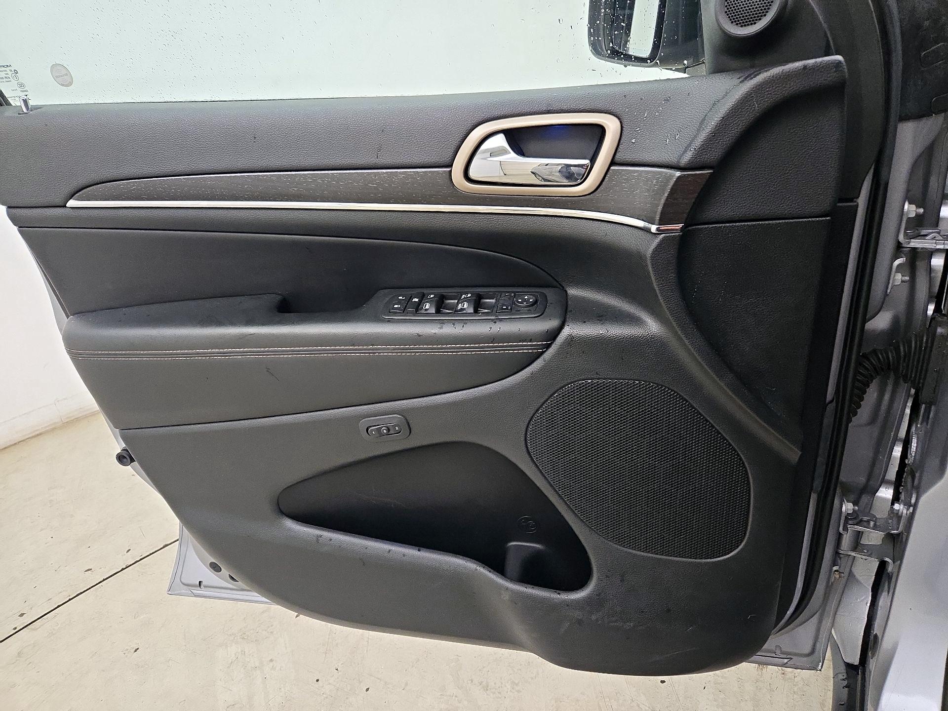 Thumbnail: 2015 Jeep Grand Cherokee - 12