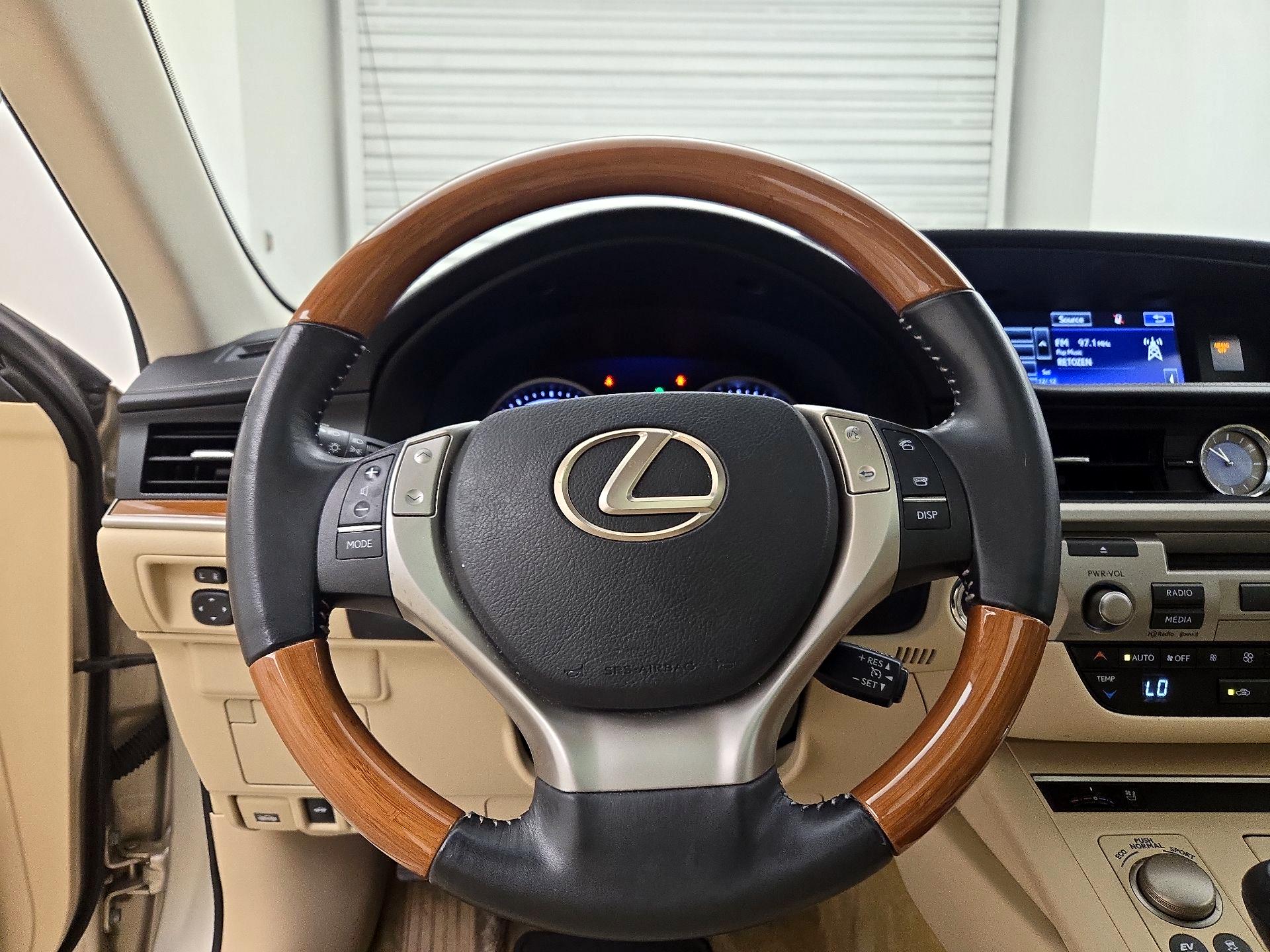 Thumbnail: 2015 Lexus ES - 10