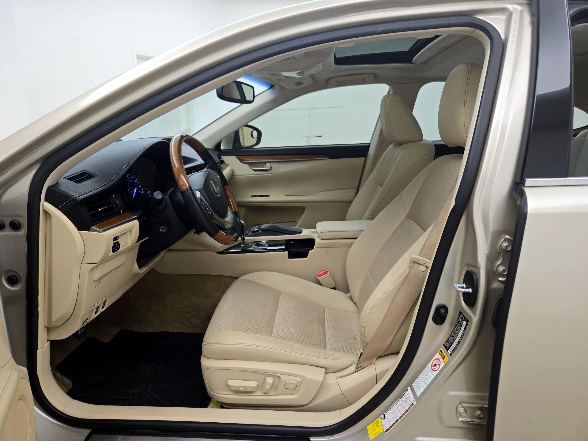 Thumbnail: 2015 Lexus ES - 11