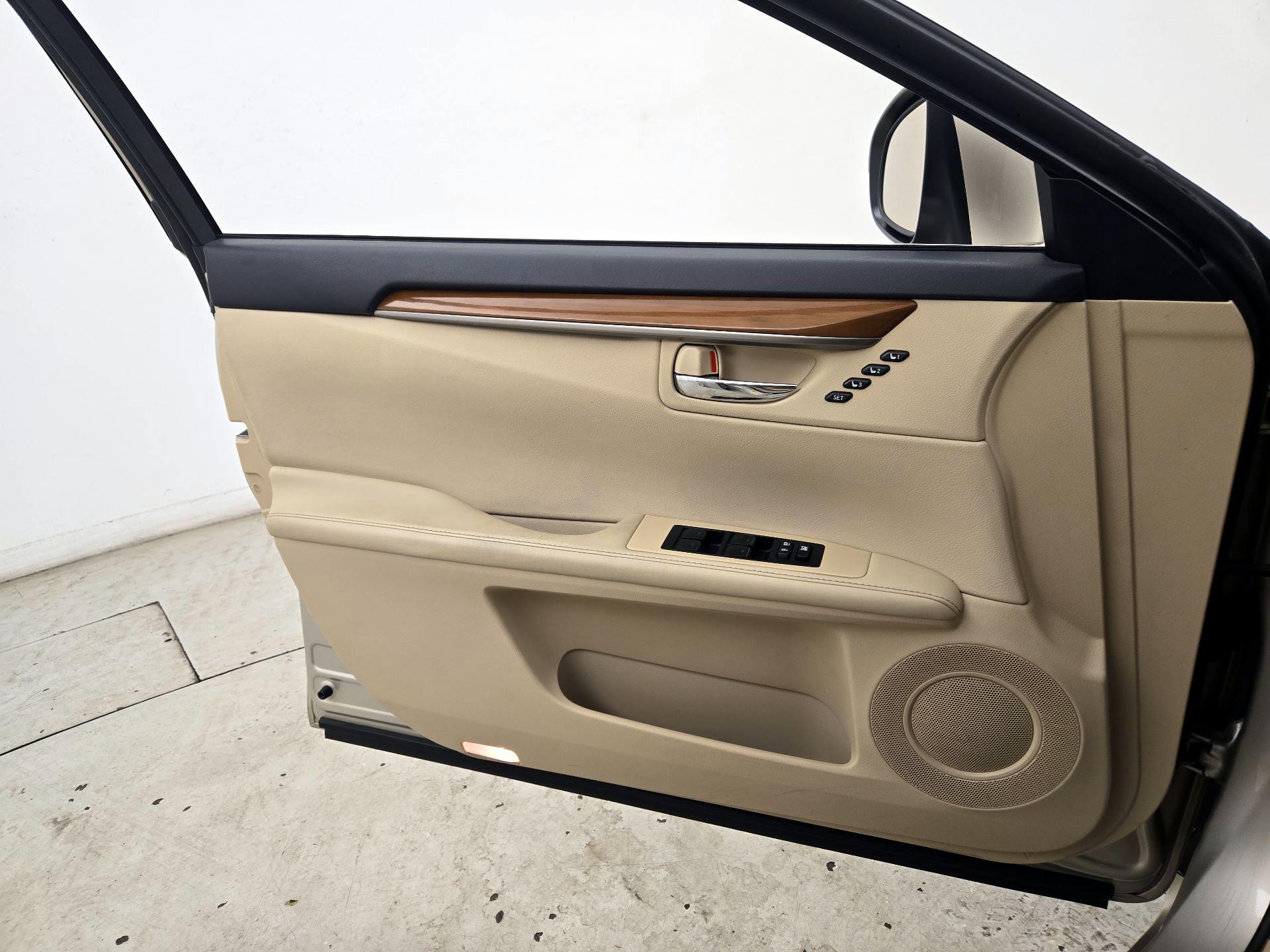 Thumbnail: 2015 Lexus ES - 12