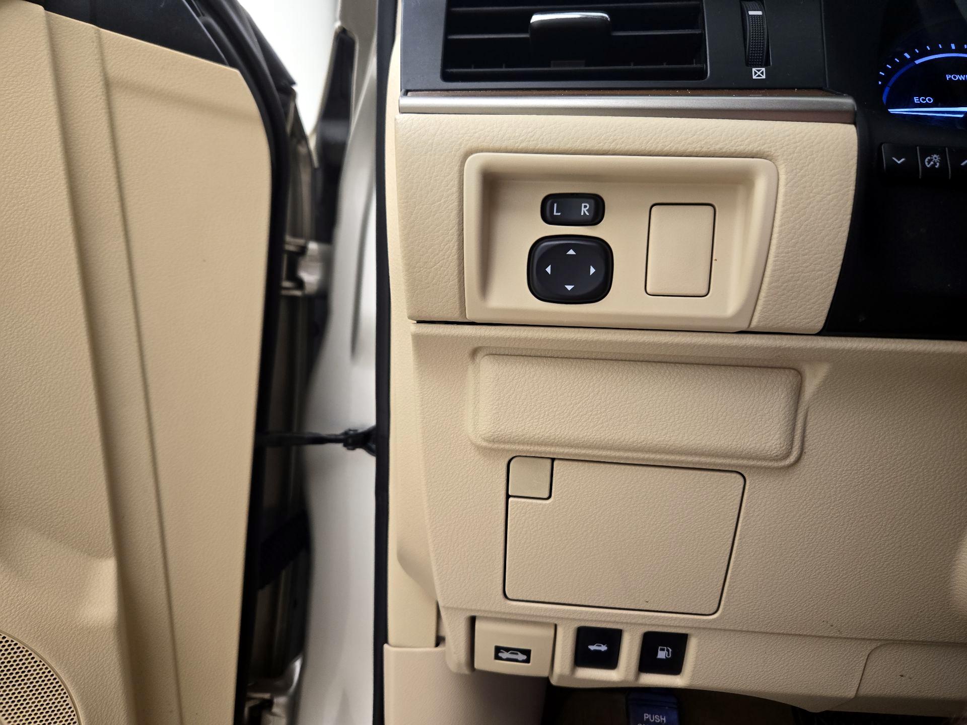 Thumbnail: 2015 Lexus ES - 13