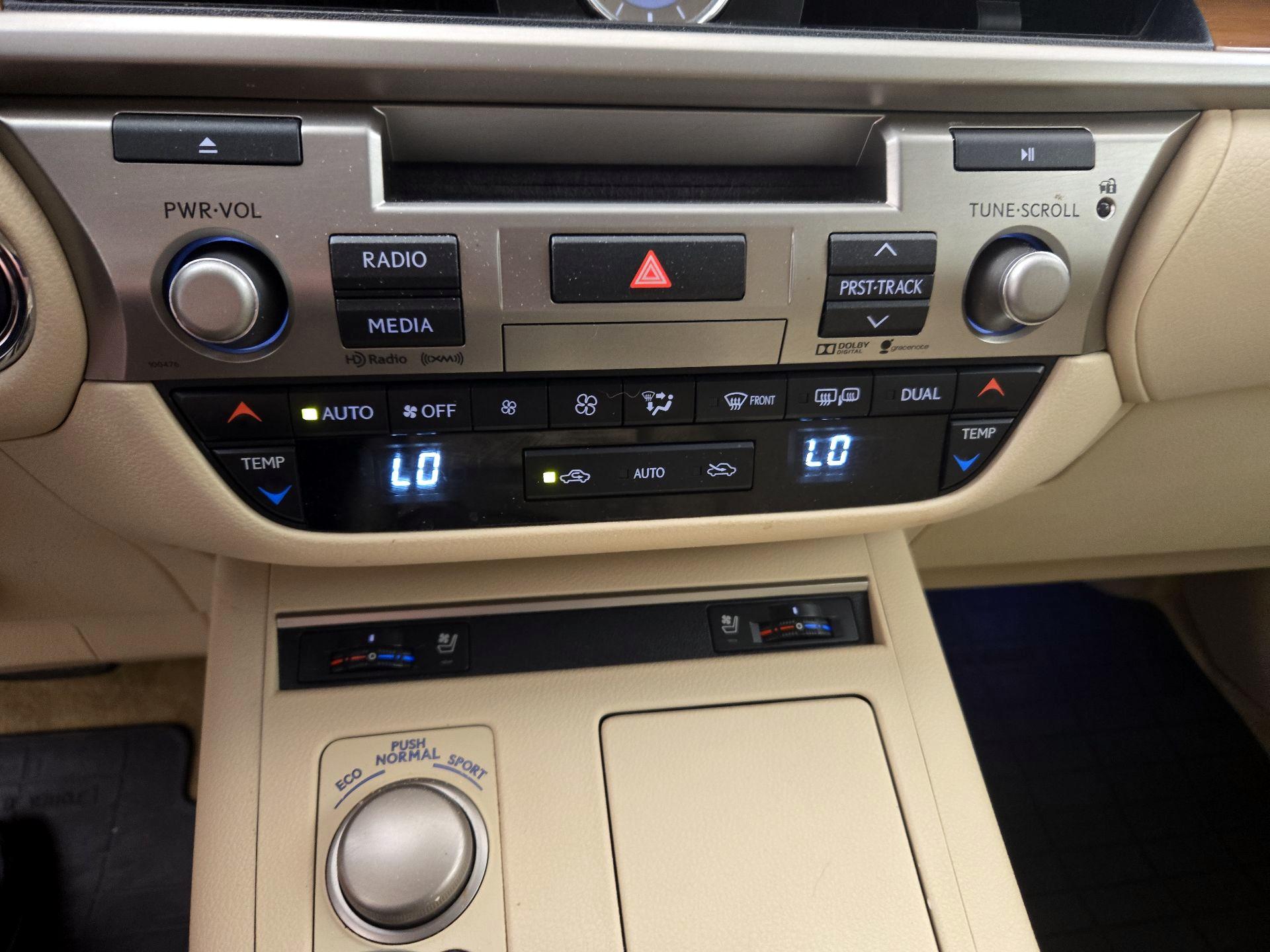 Thumbnail: 2015 Lexus ES - 16