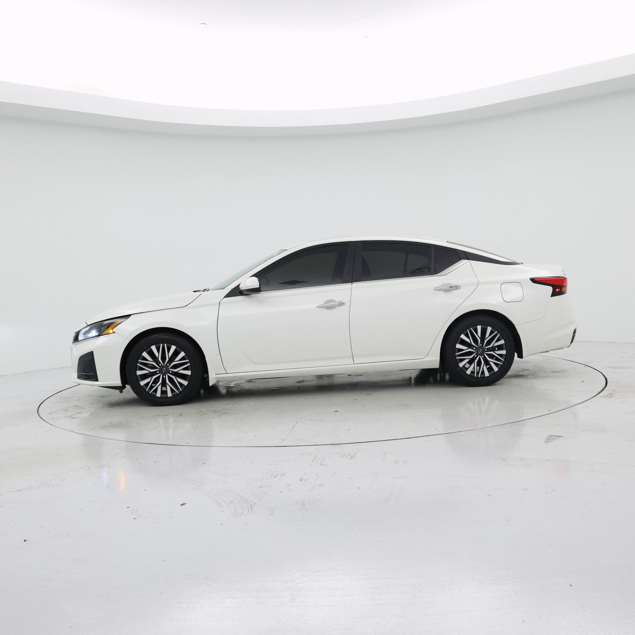 Thumbnail: 2023 Nissan Altima - 3
