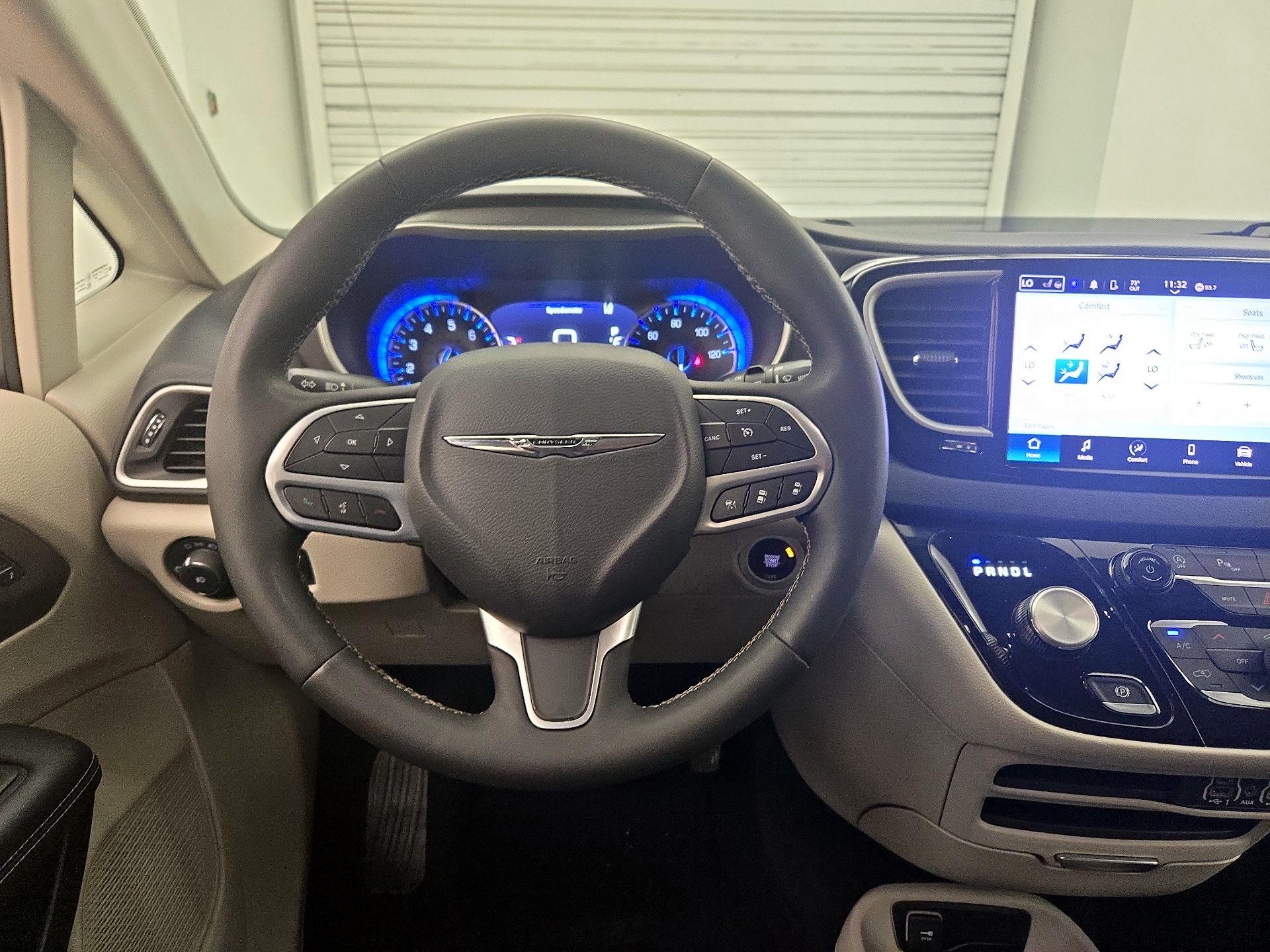 Thumbnail: 2023 Chrysler Pacifica - 10