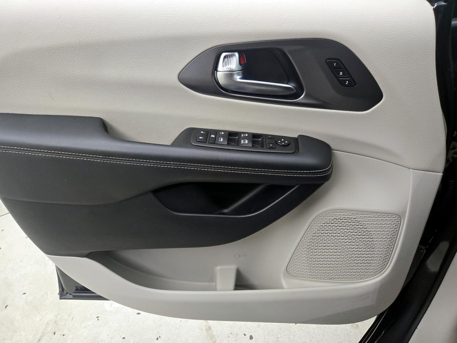 2023 Chrysler Pacifica Touring L - Photo 13