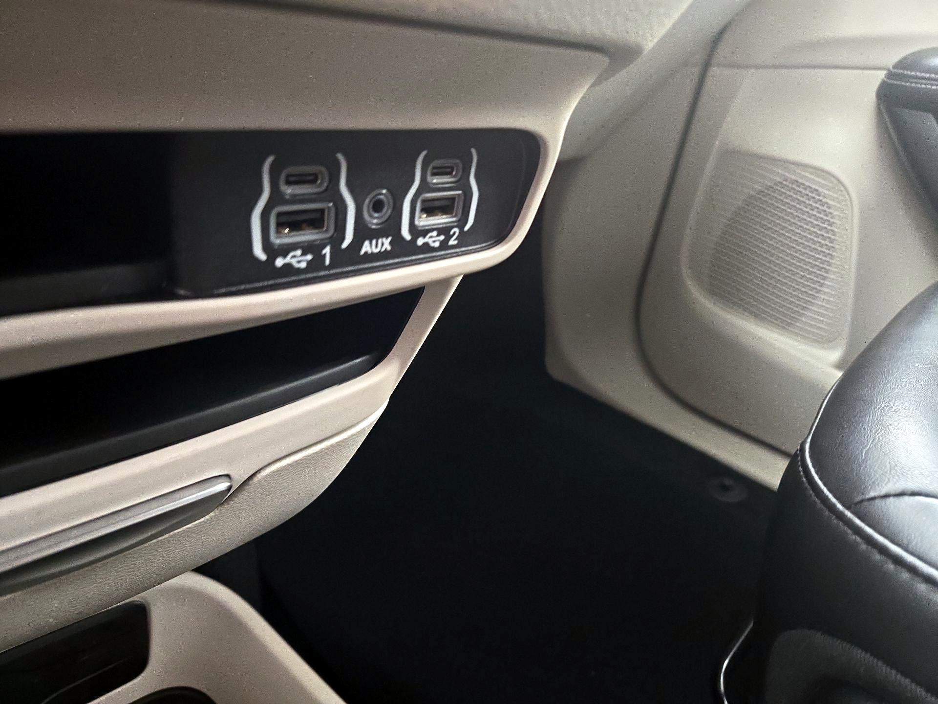 Thumbnail: 2023 Chrysler Pacifica - 18