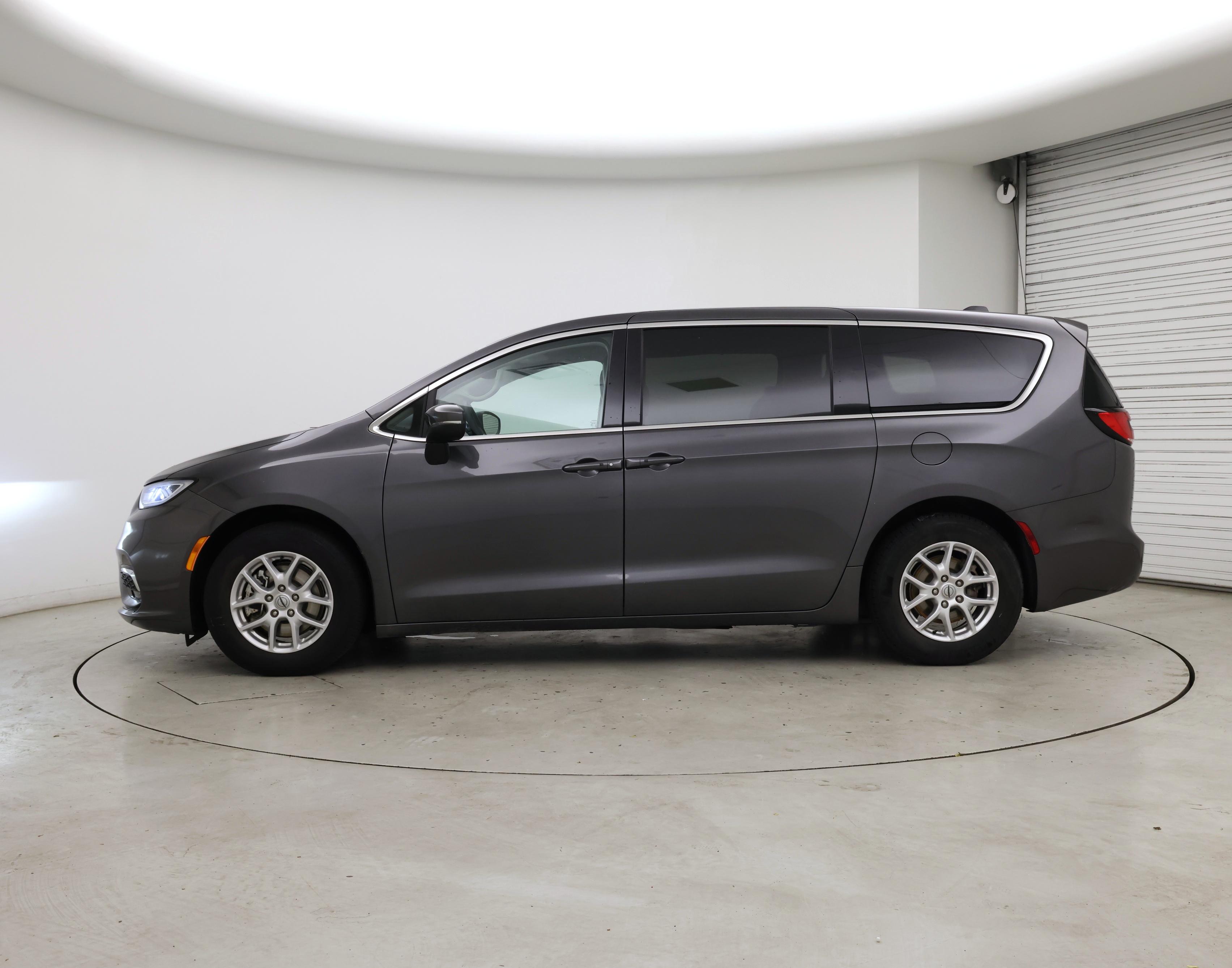 Thumbnail: 2023 Chrysler Pacifica - 3