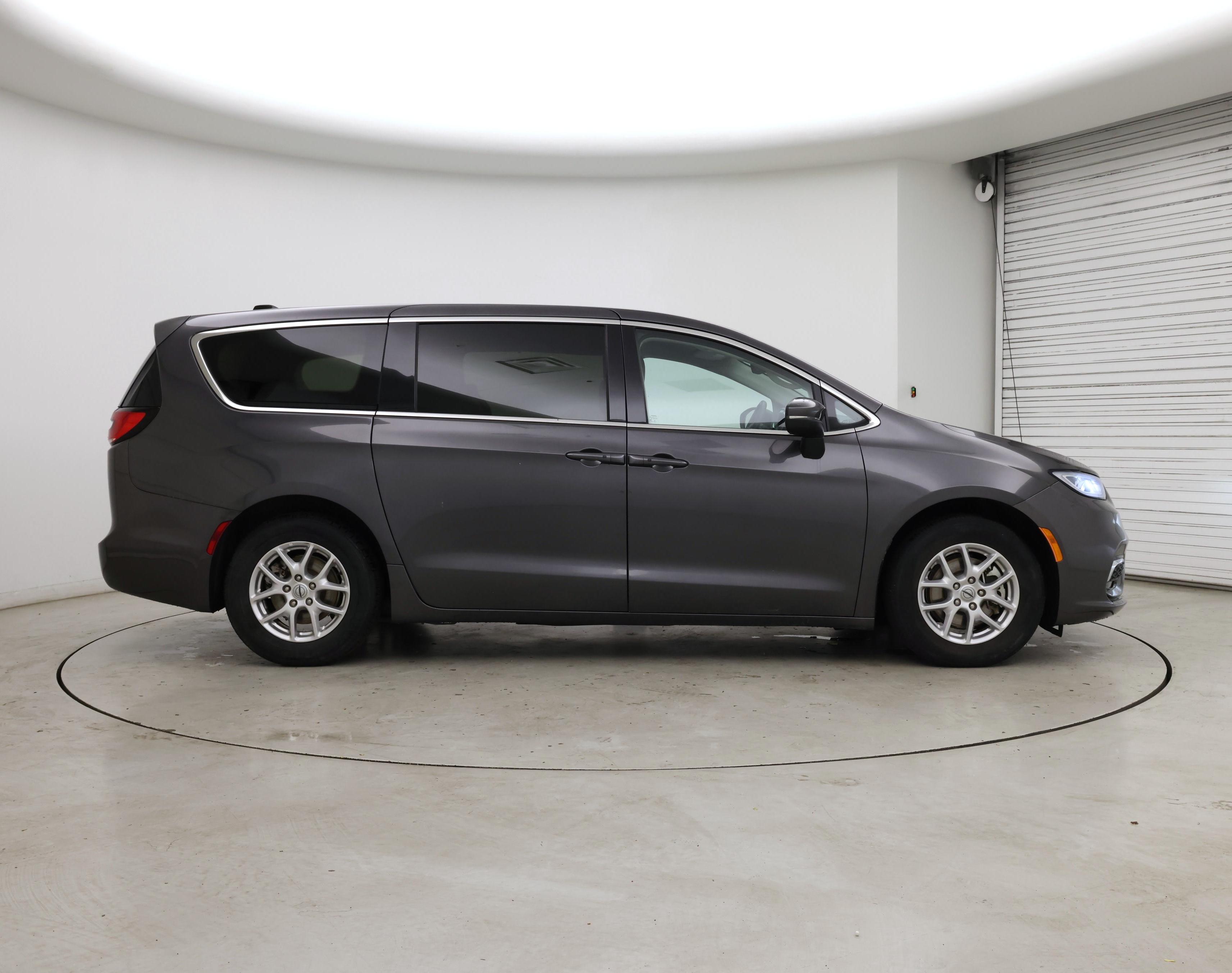 Thumbnail: 2023 Chrysler Pacifica - 7