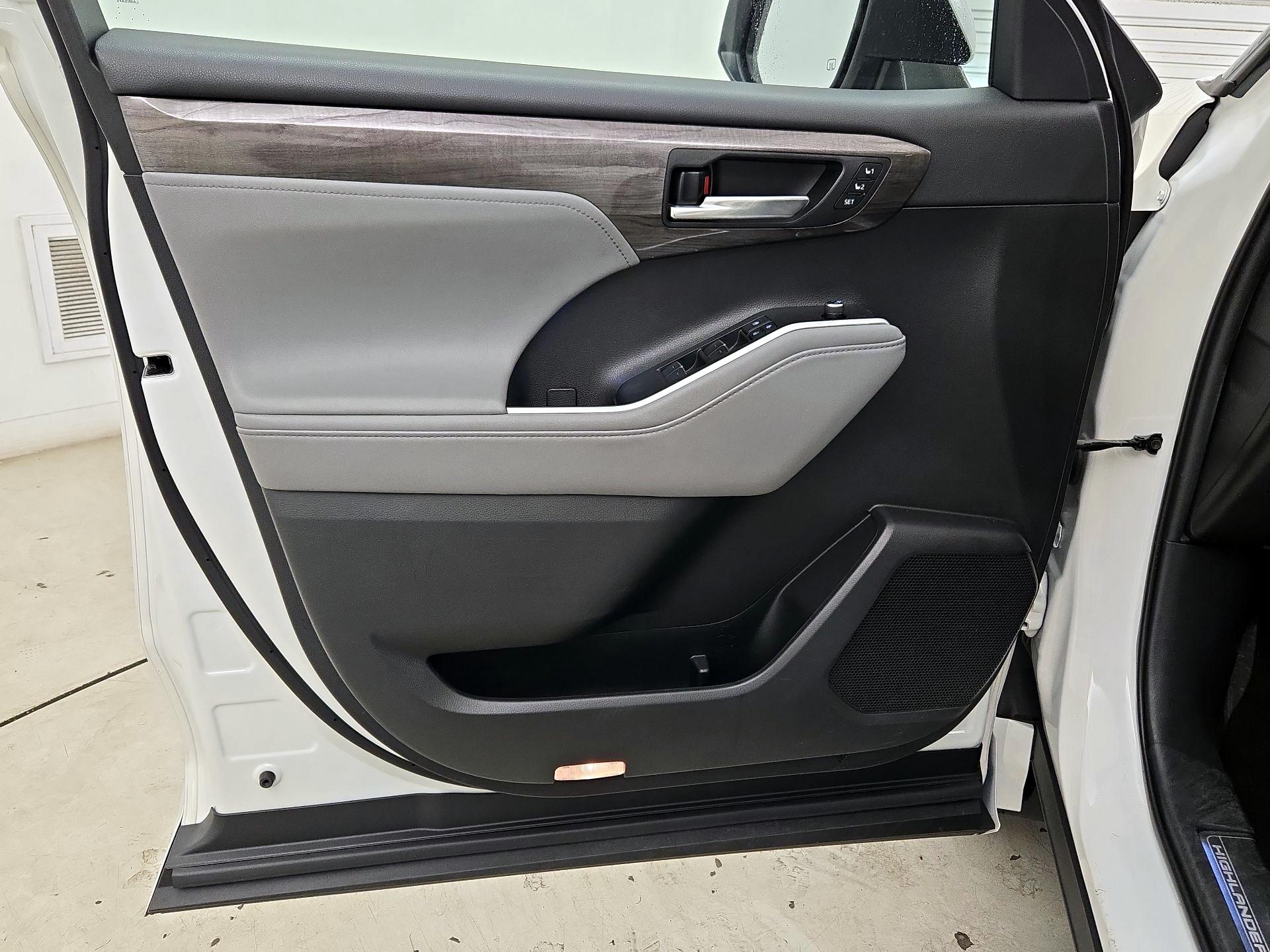 Thumbnail: 2021 Toyota Highlander - 12