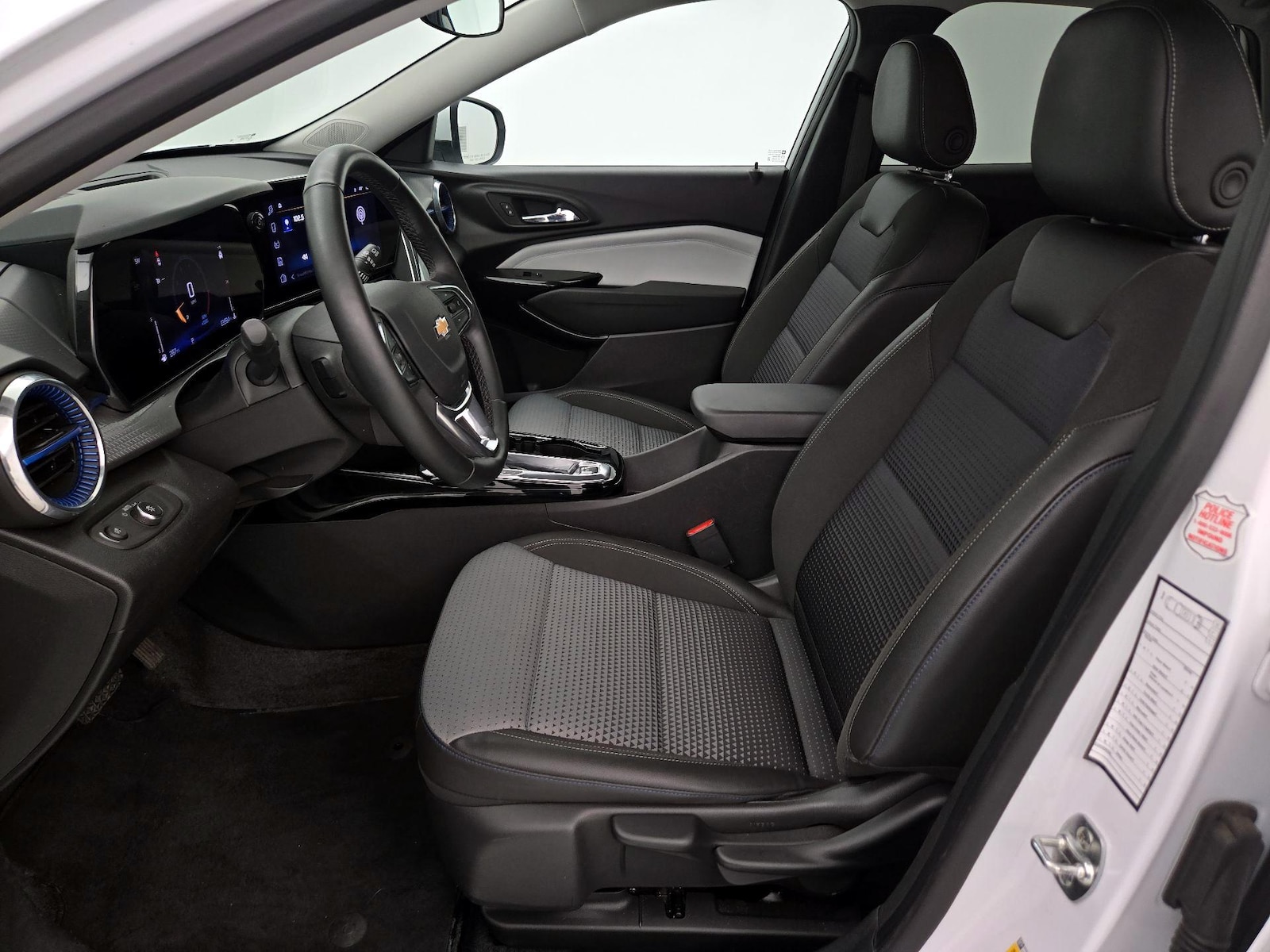 2025 Chevrolet Trax LT - Photo 12