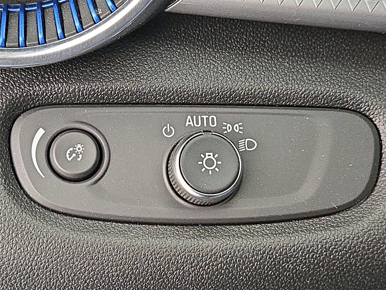 2025 Chevrolet Trax LT - Photo 14