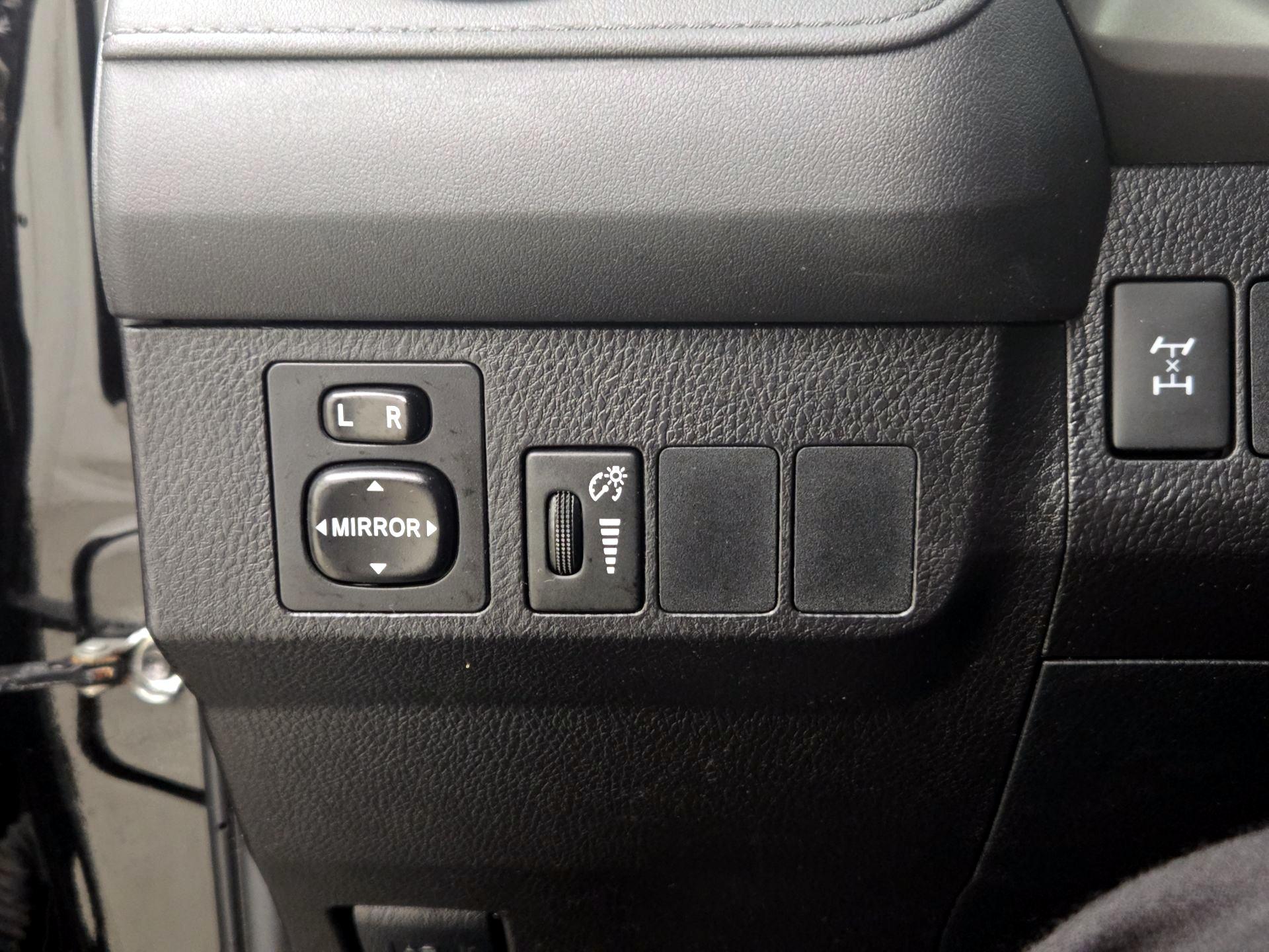 Thumbnail: 2016 Toyota RAV4 - 13