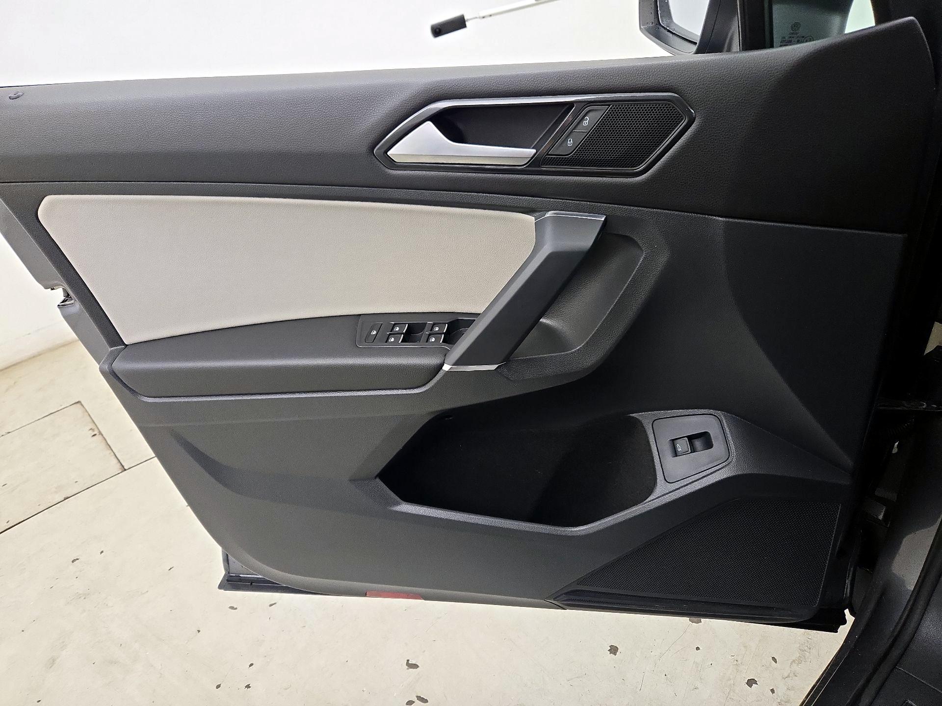 Thumbnail: 2018 Volkswagen Tiguan - 12