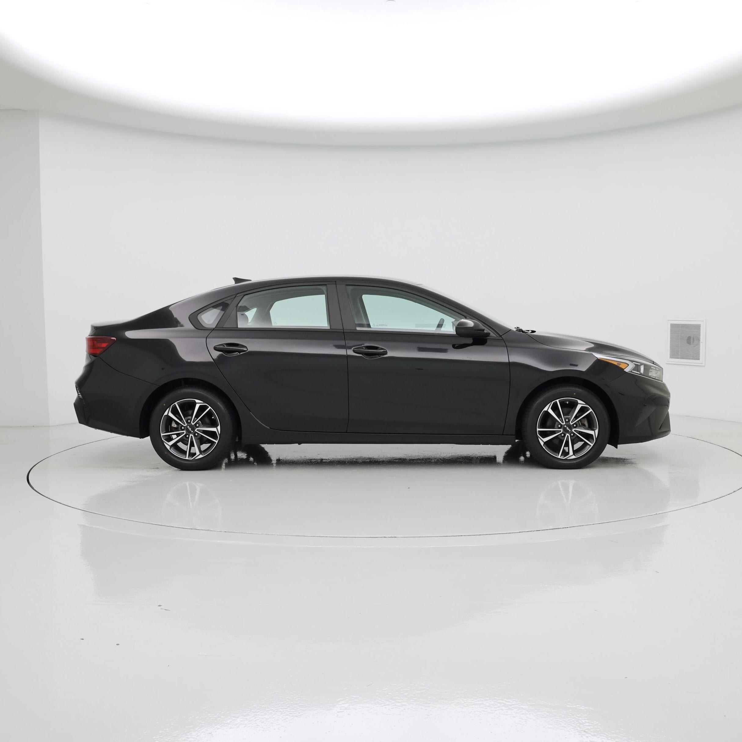 Thumbnail: 2023 Kia Forte - 7